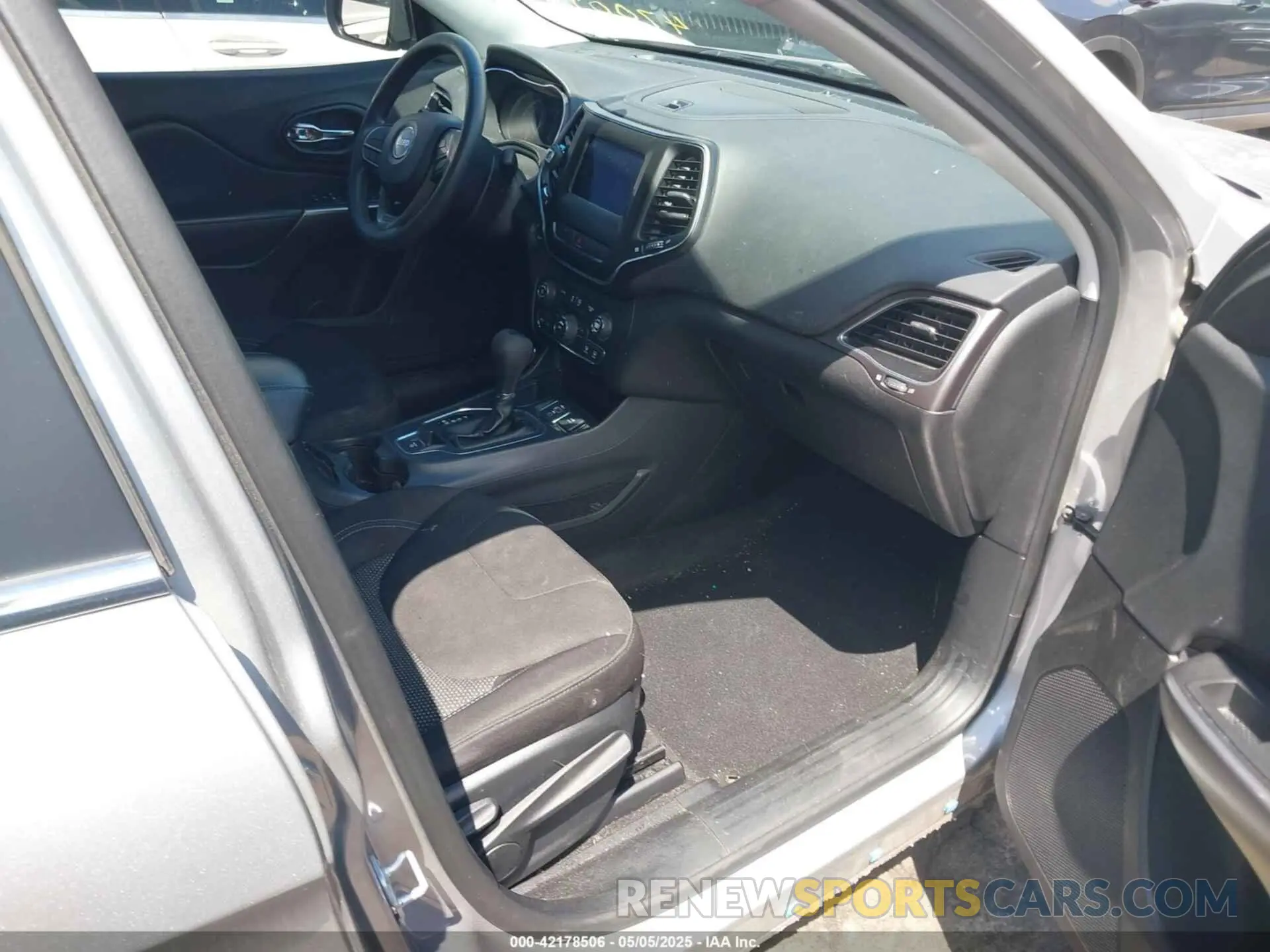 5 Photograph of a damaged car 1C4PJLCB3KD470027 JEEP CHEROKEE 2019