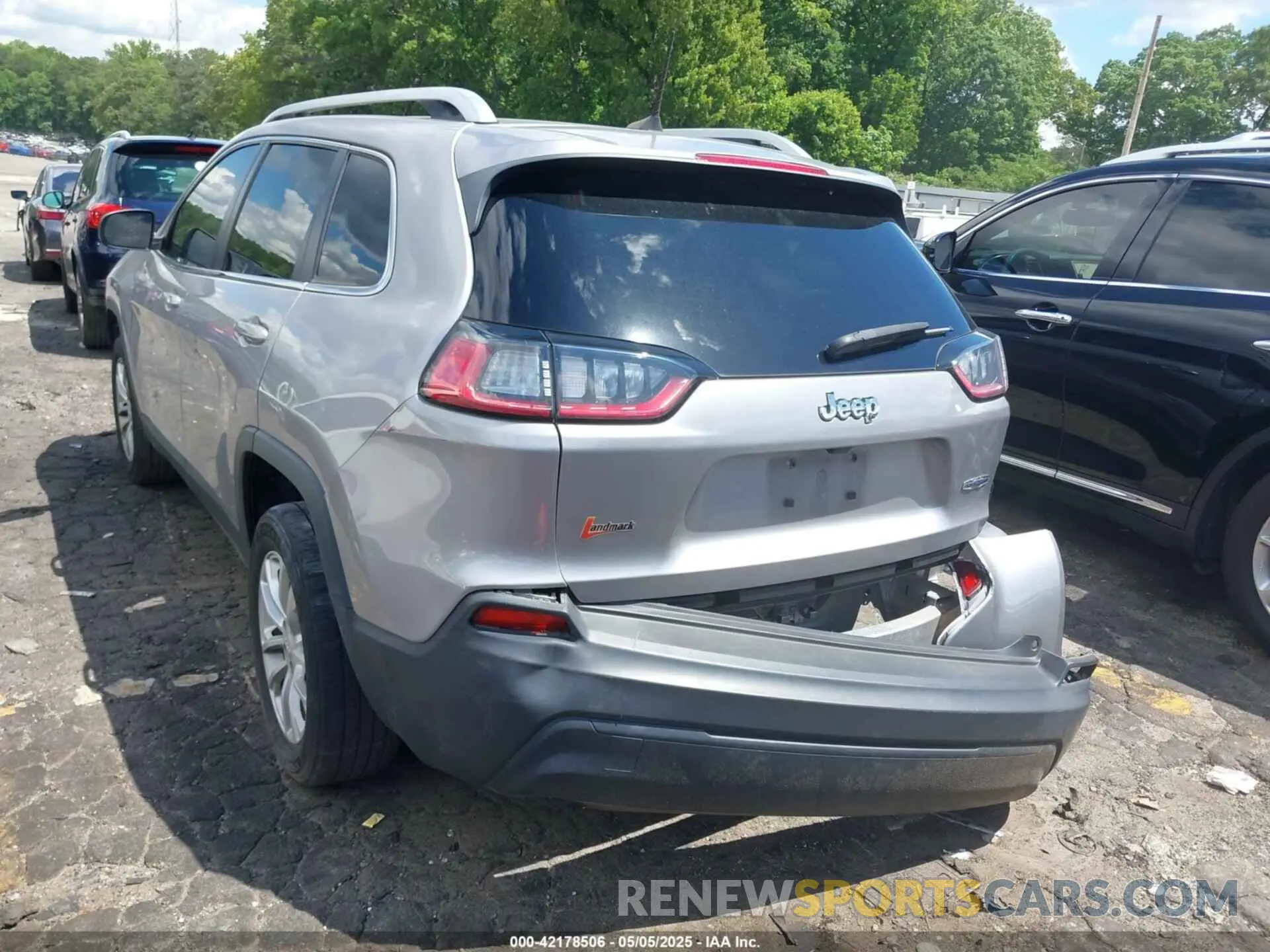 6 Photograph of a damaged car 1C4PJLCB3KD470027 JEEP CHEROKEE 2019