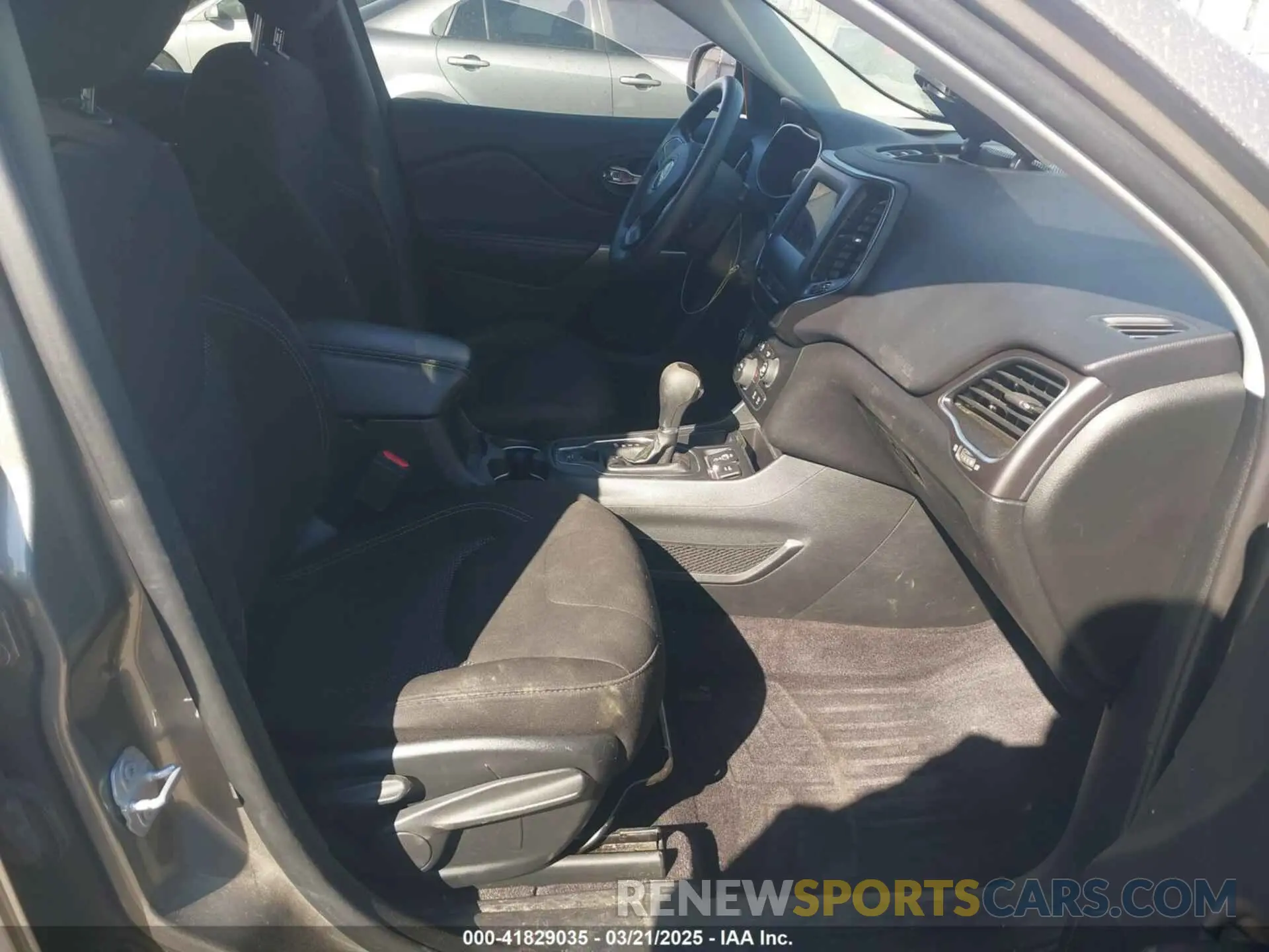 5 Photograph of a damaged car 1C4PJLCB4KD175809 JEEP CHEROKEE 2019