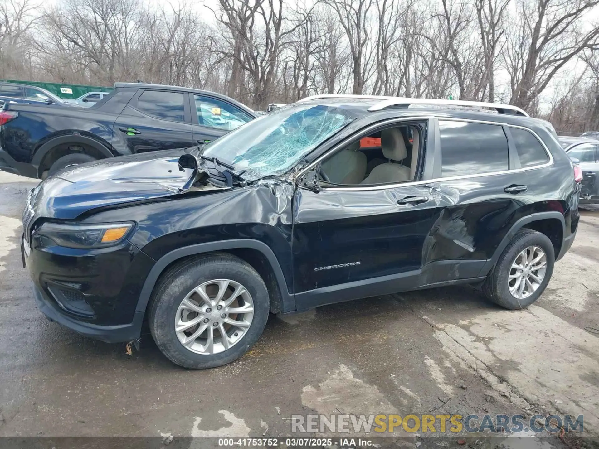 14 Photograph of a damaged car 1C4PJLCB4KD222904 JEEP CHEROKEE 2019