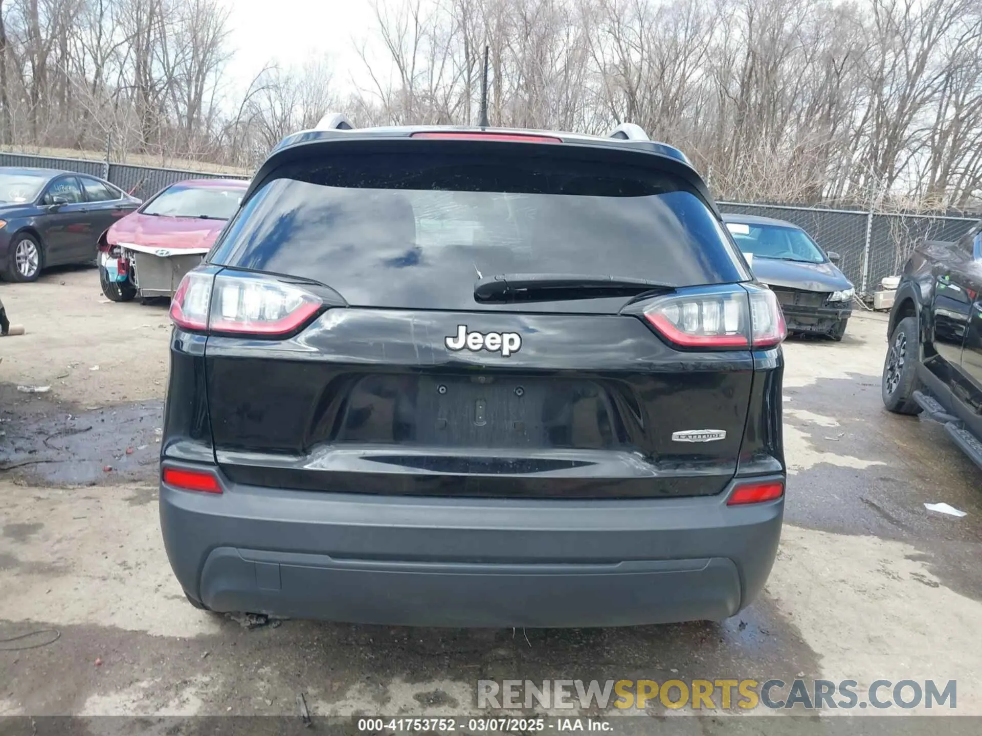 16 Photograph of a damaged car 1C4PJLCB4KD222904 JEEP CHEROKEE 2019
