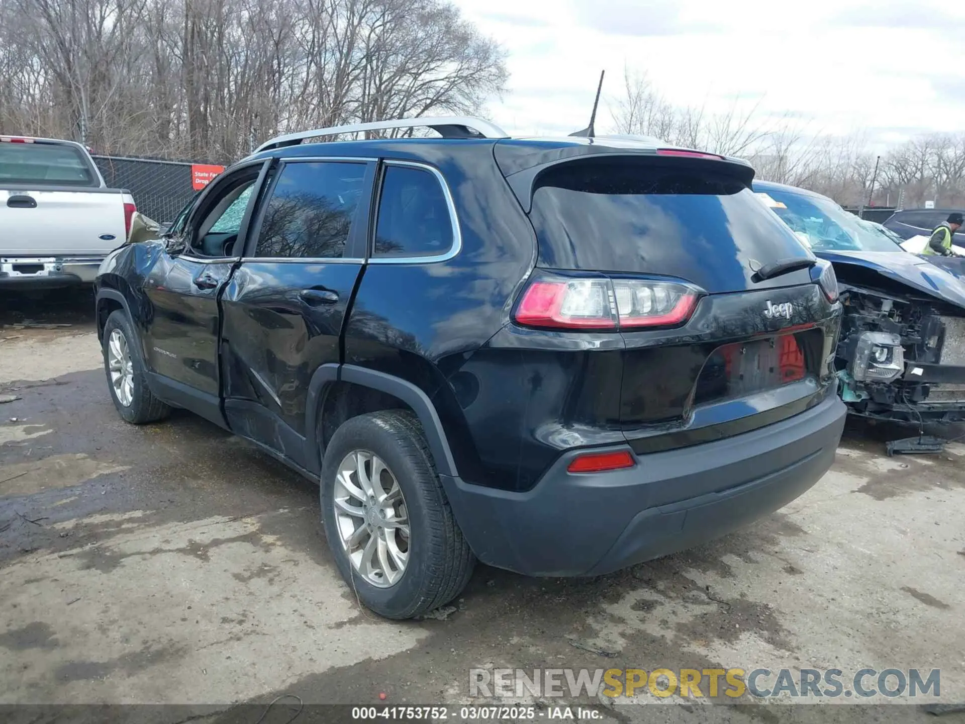3 Photograph of a damaged car 1C4PJLCB4KD222904 JEEP CHEROKEE 2019