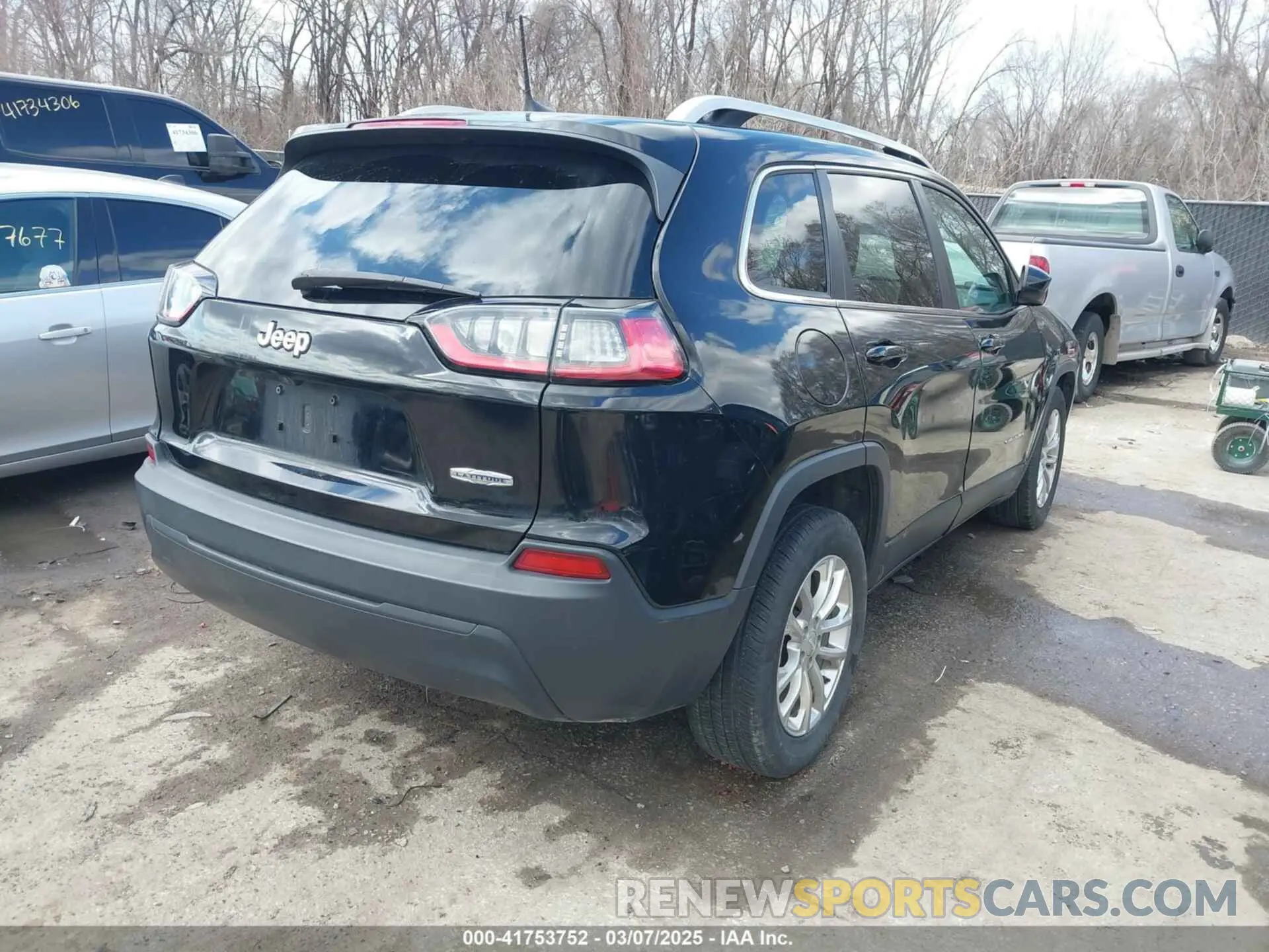 4 Photograph of a damaged car 1C4PJLCB4KD222904 JEEP CHEROKEE 2019