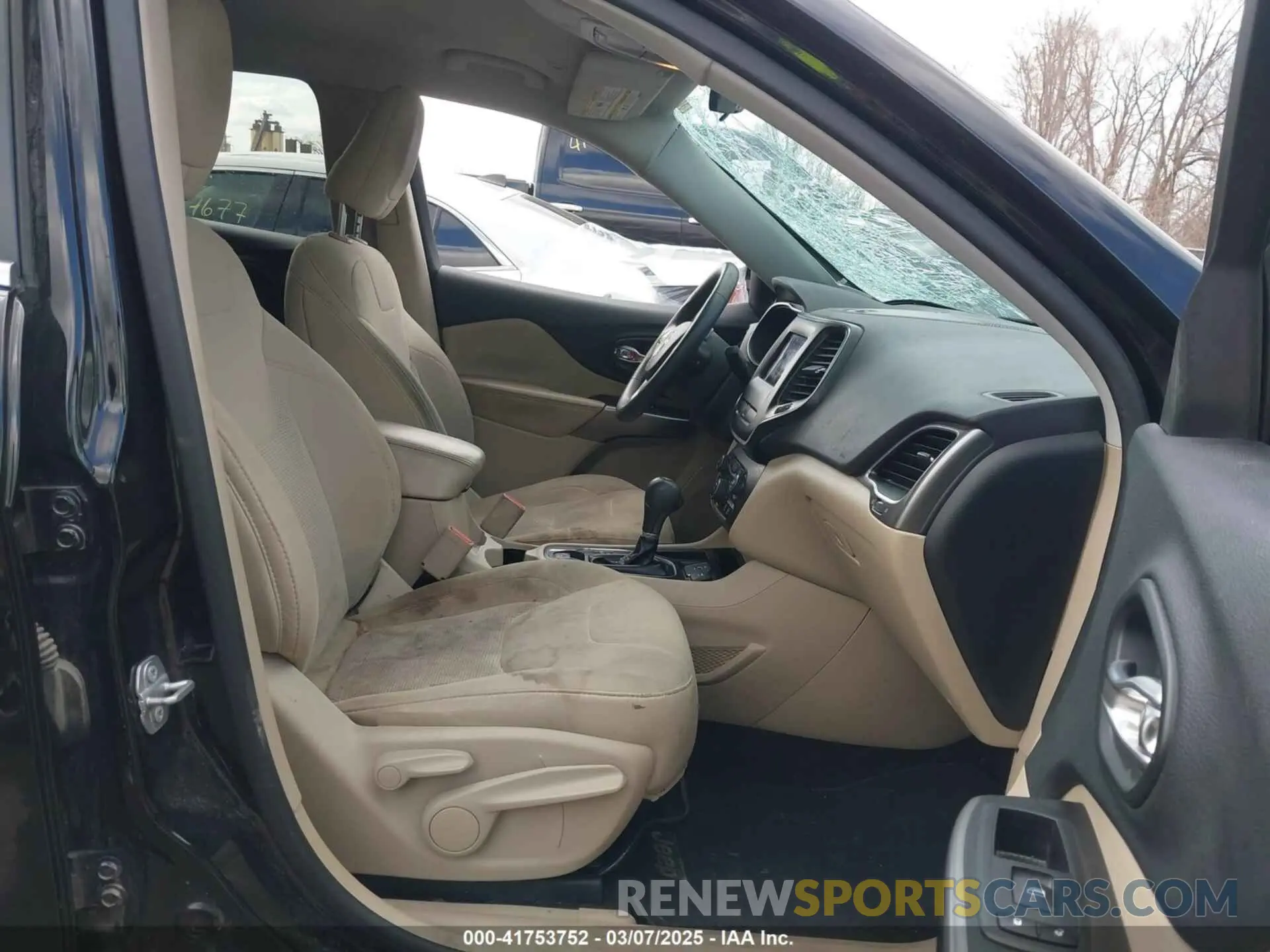 5 Photograph of a damaged car 1C4PJLCB4KD222904 JEEP CHEROKEE 2019