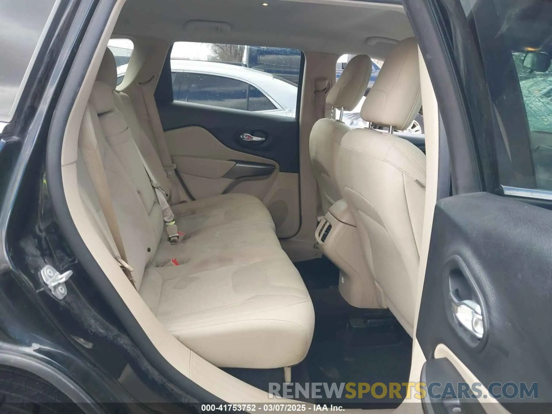 8 Photograph of a damaged car 1C4PJLCB4KD222904 JEEP CHEROKEE 2019