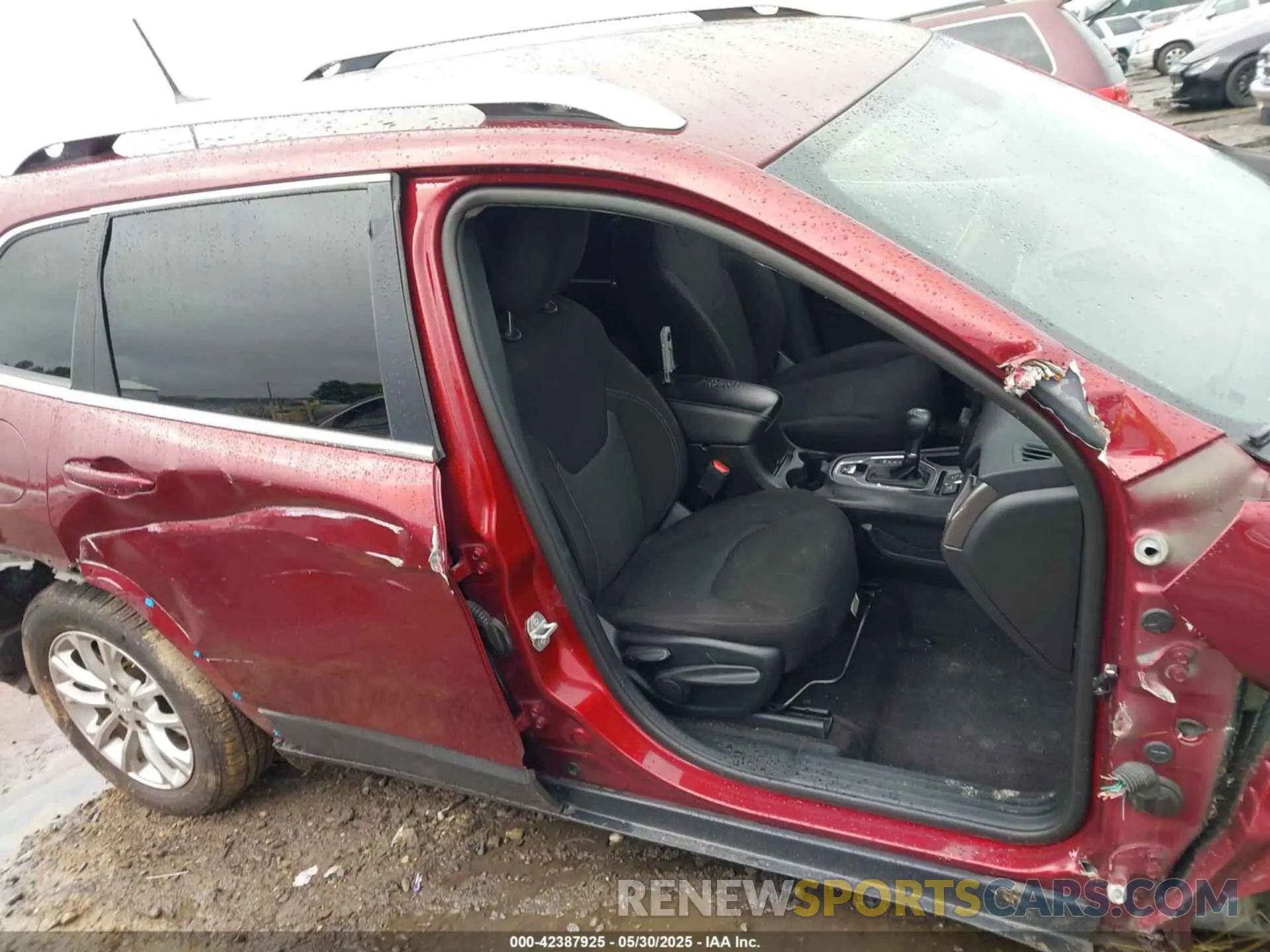 13 Photograph of a damaged car 1C4PJLCB4KD262738 JEEP CHEROKEE 2019
