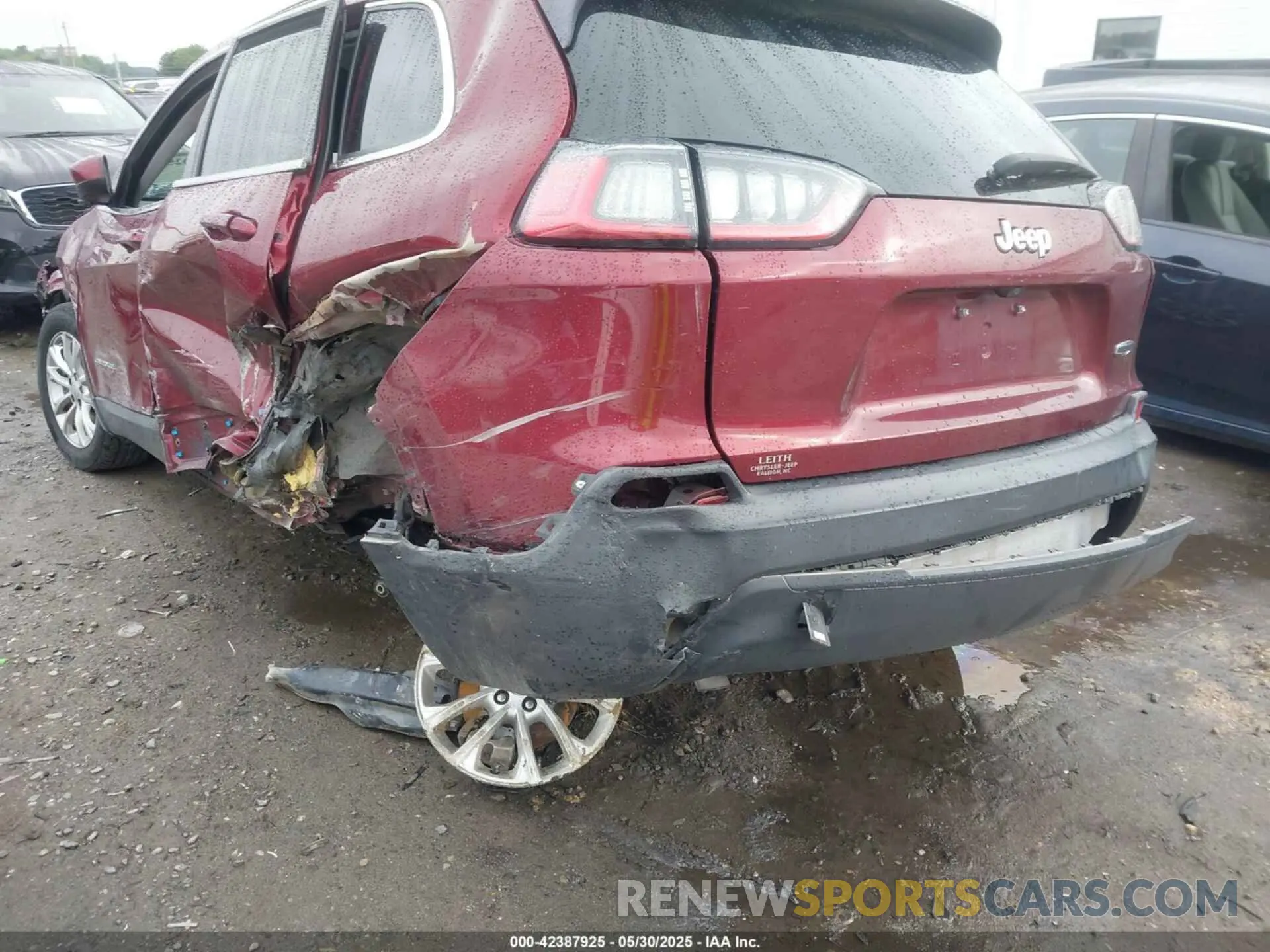 3 Photograph of a damaged car 1C4PJLCB4KD262738 JEEP CHEROKEE 2019