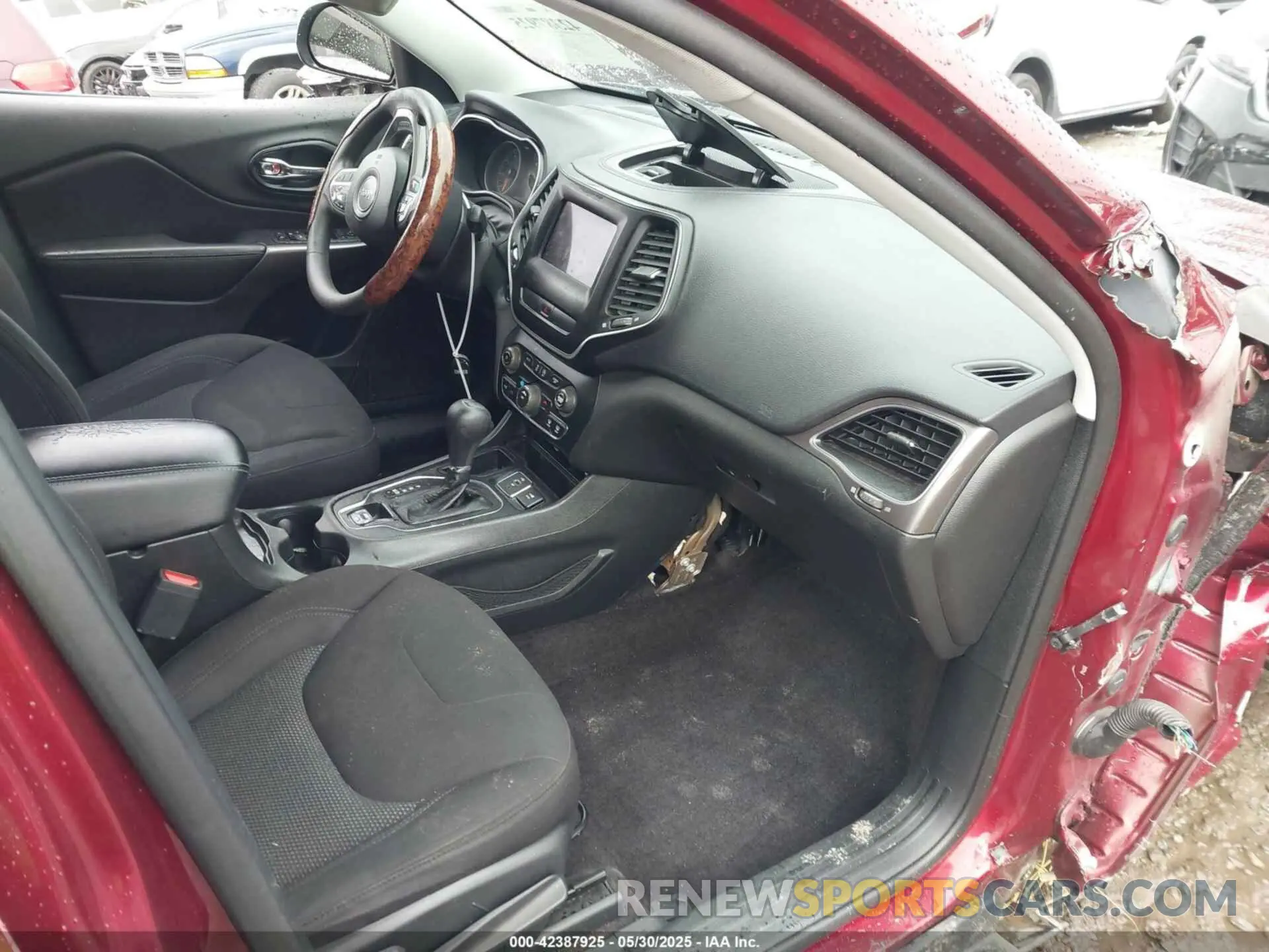 5 Photograph of a damaged car 1C4PJLCB4KD262738 JEEP CHEROKEE 2019