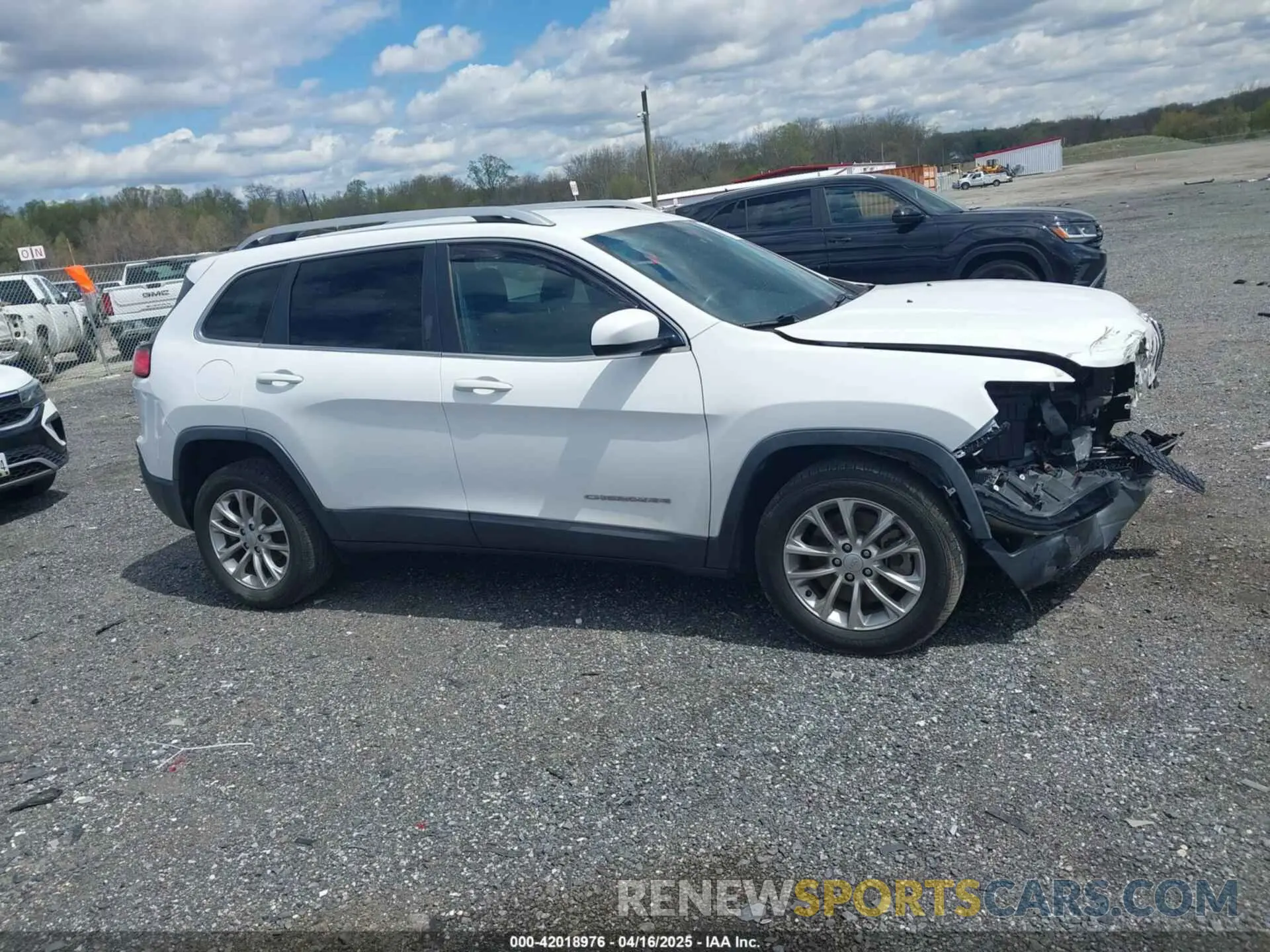 13 Photograph of a damaged car 1C4PJLCB4KD366405 JEEP CHEROKEE 2019