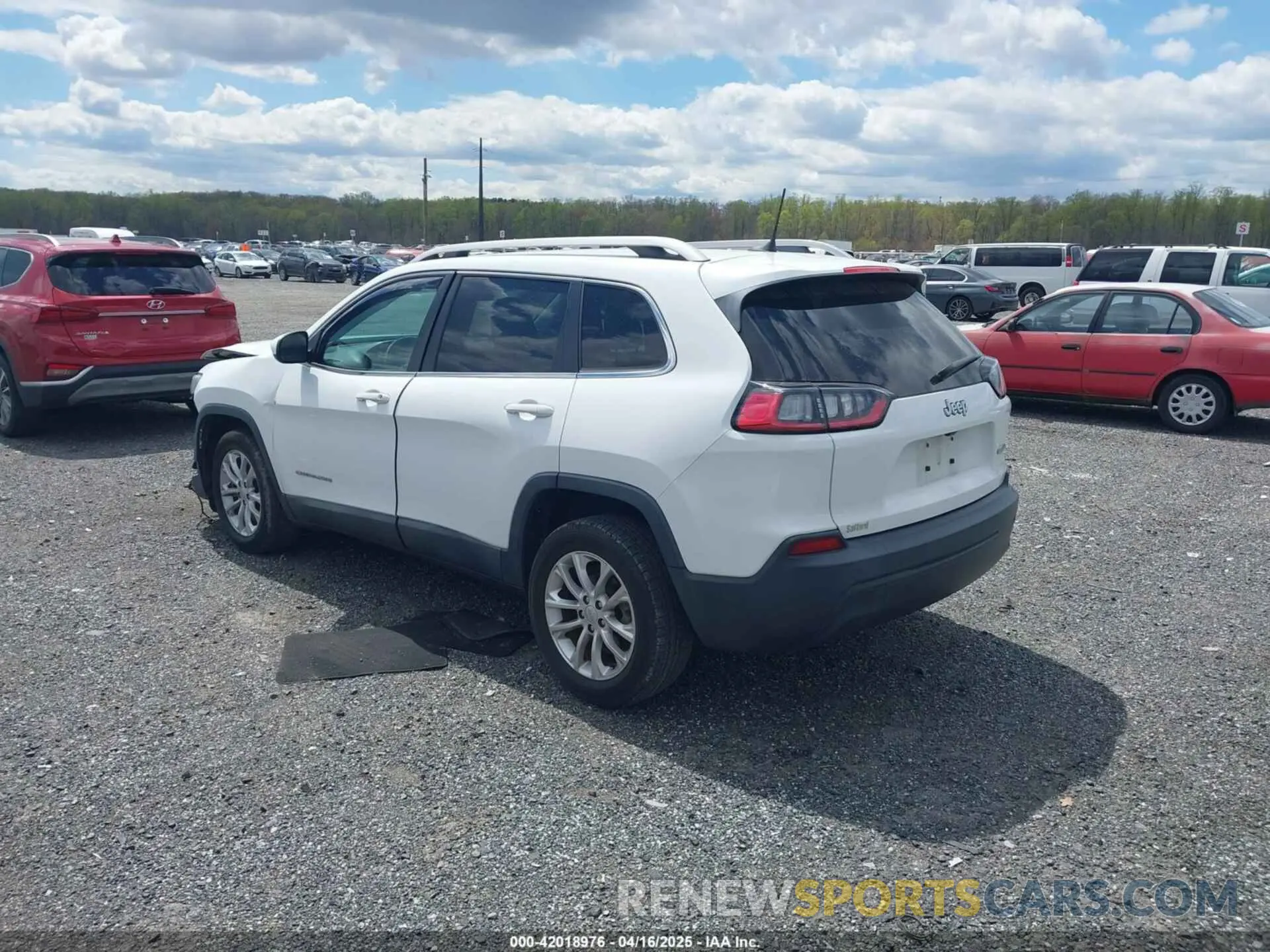 3 Photograph of a damaged car 1C4PJLCB4KD366405 JEEP CHEROKEE 2019