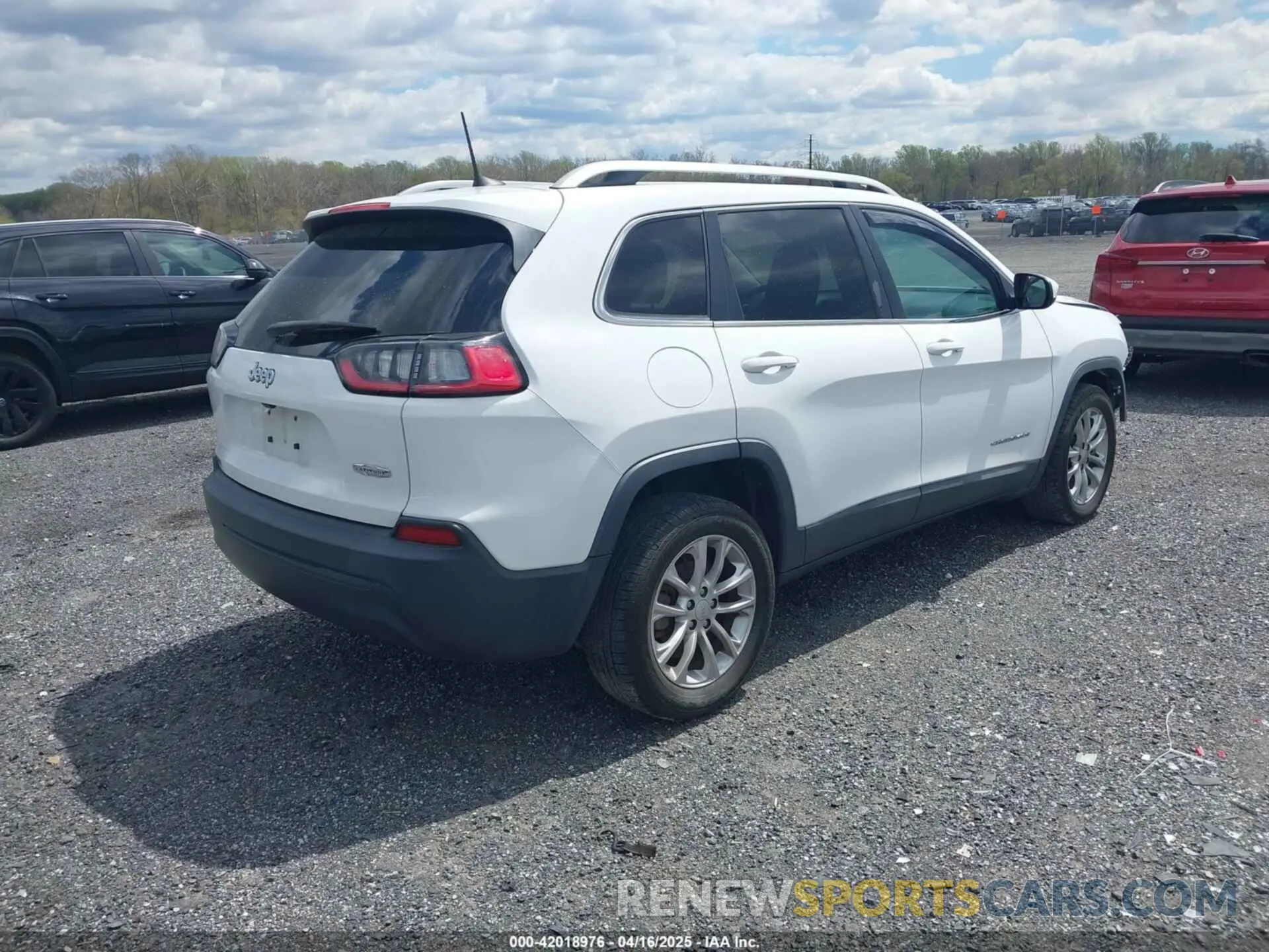 4 Photograph of a damaged car 1C4PJLCB4KD366405 JEEP CHEROKEE 2019
