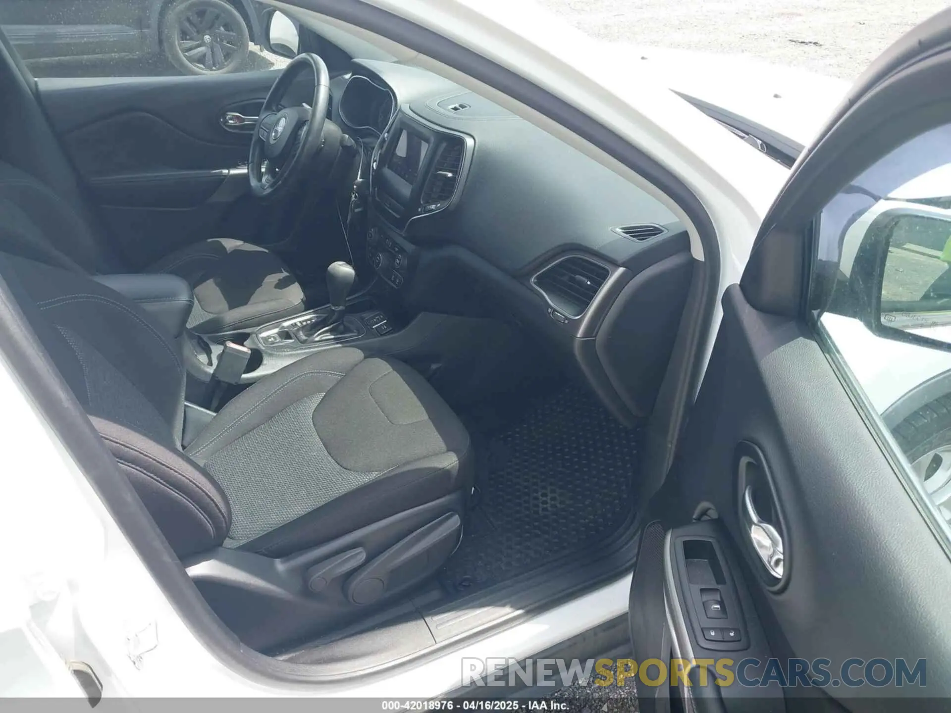 5 Photograph of a damaged car 1C4PJLCB4KD366405 JEEP CHEROKEE 2019