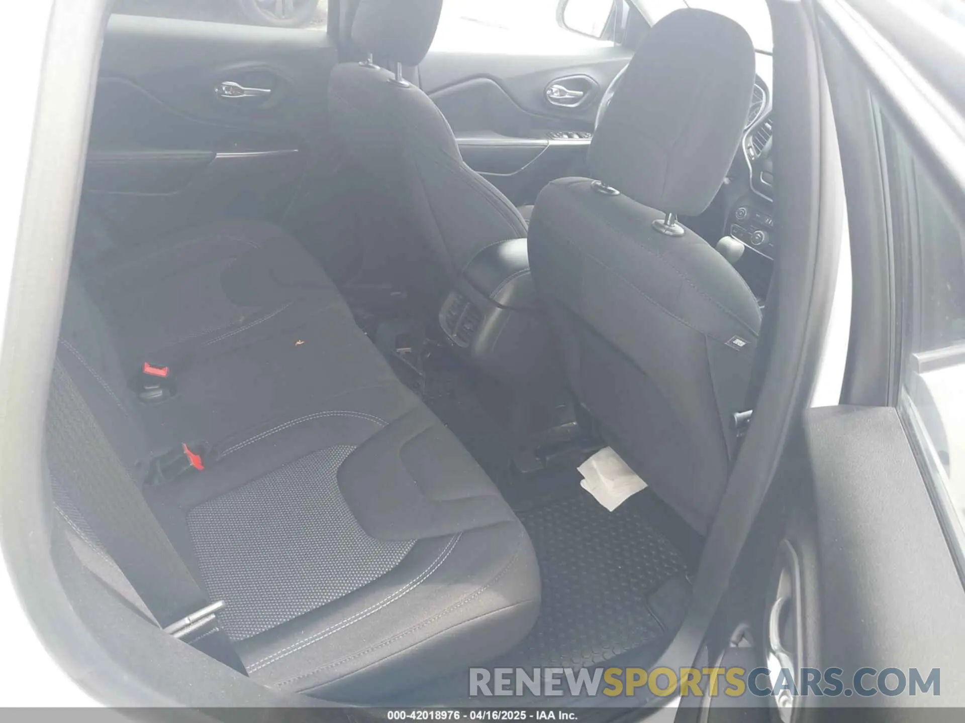 8 Photograph of a damaged car 1C4PJLCB4KD366405 JEEP CHEROKEE 2019
