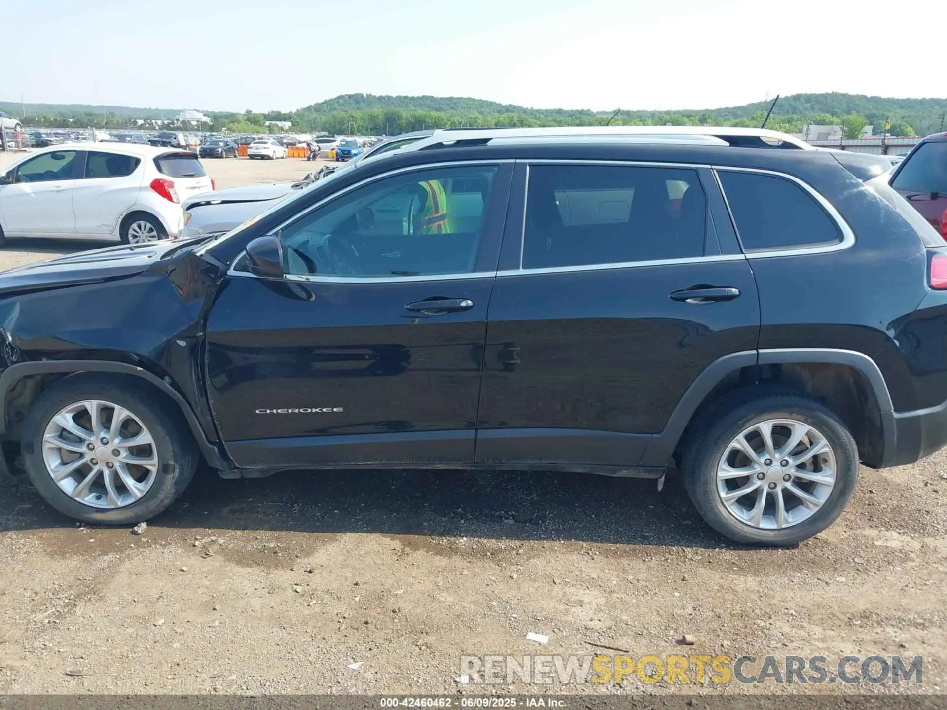 14 Photograph of a damaged car 1C4PJLCB4KD487371 JEEP CHEROKEE 2019