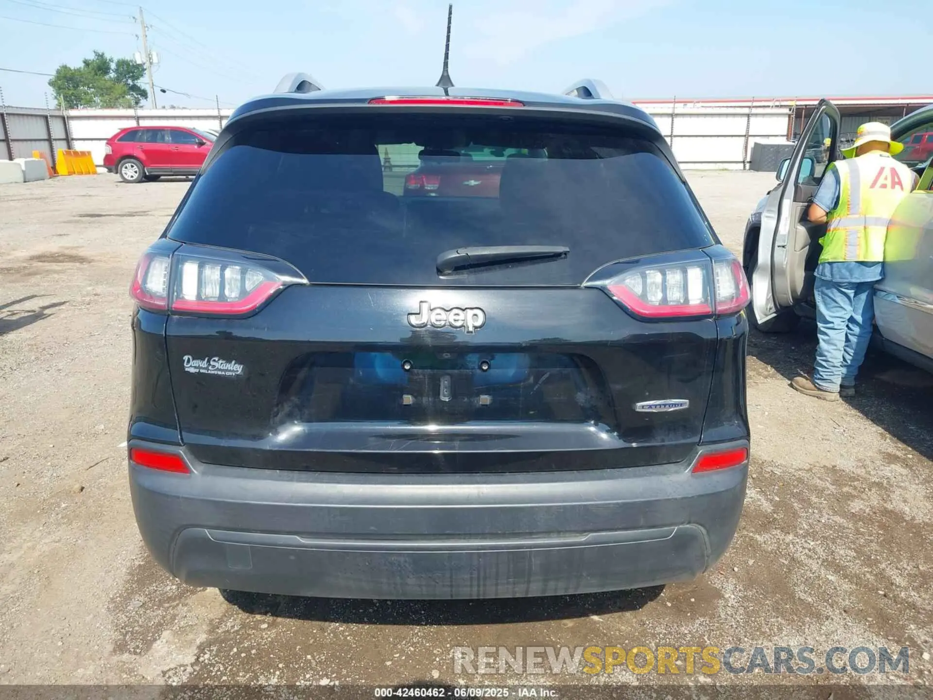 16 Photograph of a damaged car 1C4PJLCB4KD487371 JEEP CHEROKEE 2019