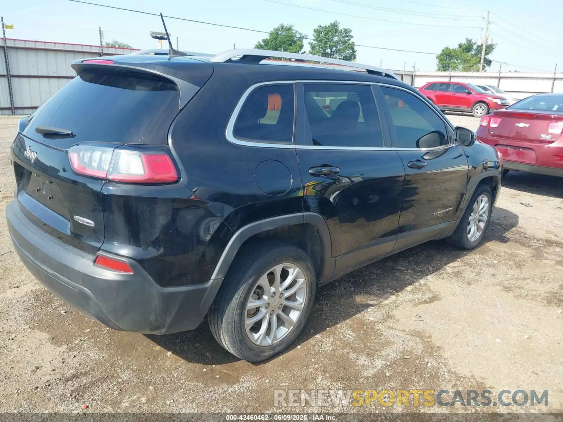 4 Photograph of a damaged car 1C4PJLCB4KD487371 JEEP CHEROKEE 2019