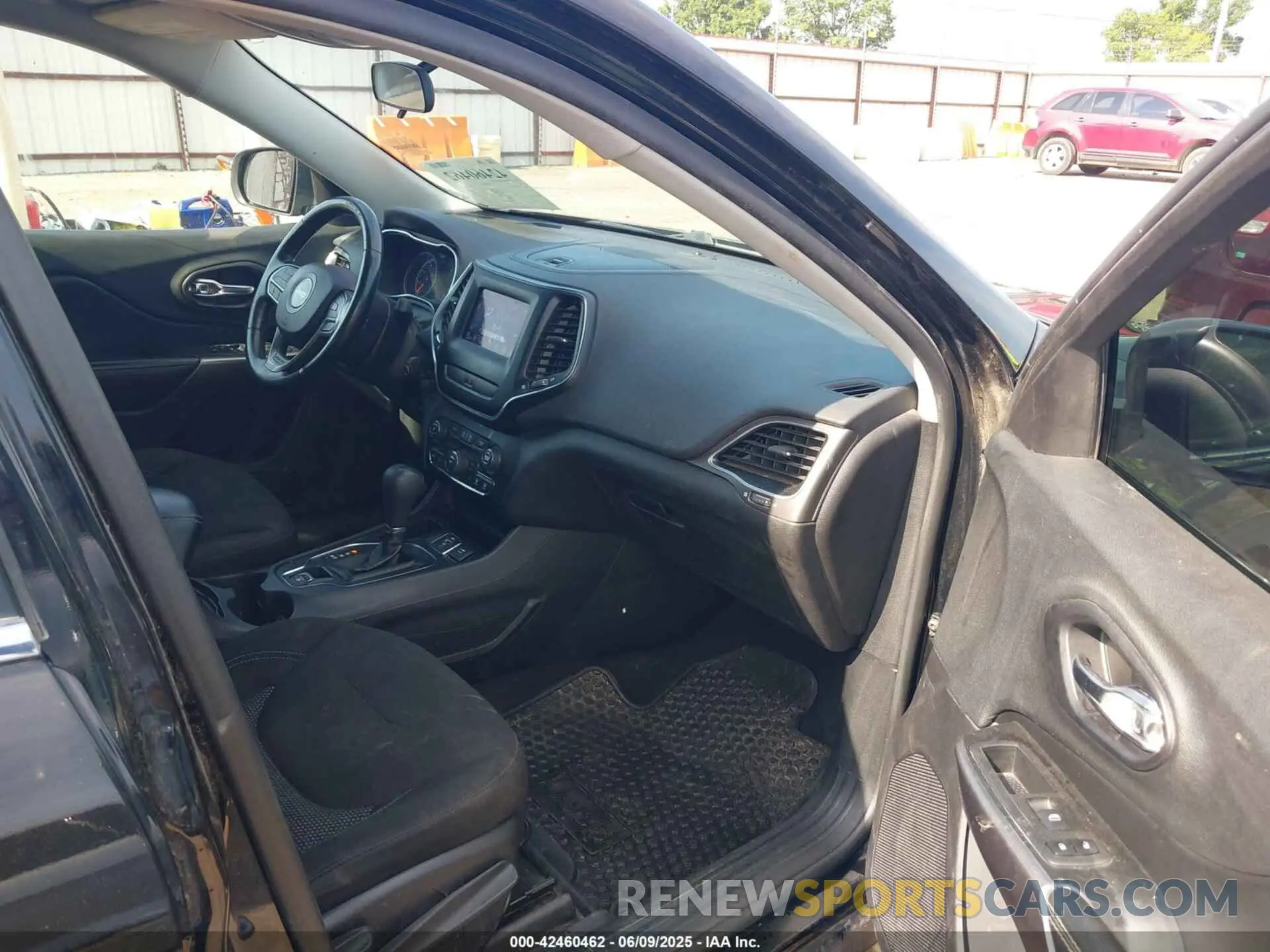 5 Photograph of a damaged car 1C4PJLCB4KD487371 JEEP CHEROKEE 2019