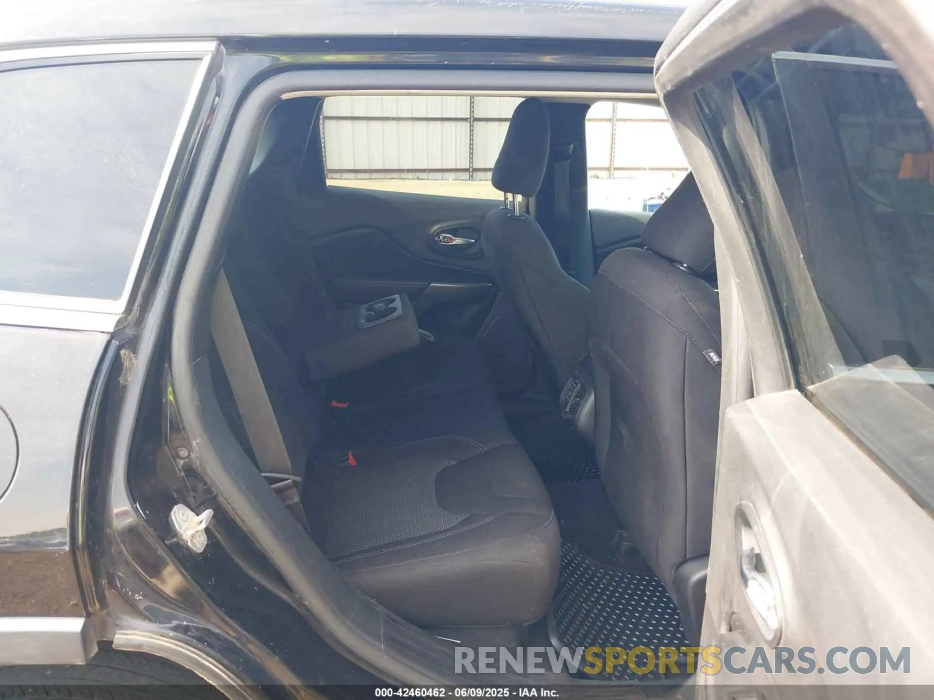 8 Photograph of a damaged car 1C4PJLCB4KD487371 JEEP CHEROKEE 2019