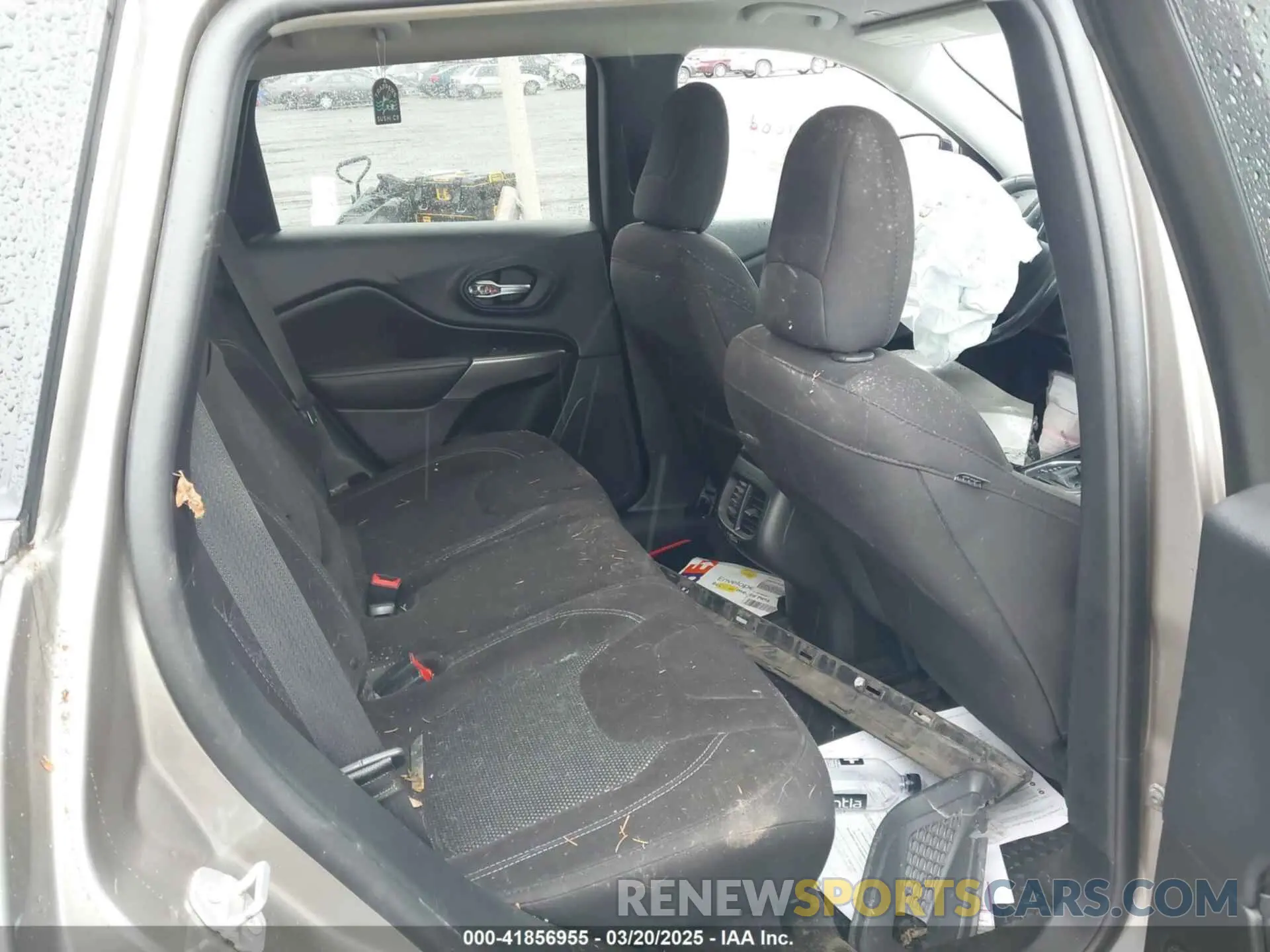 8 Photograph of a damaged car 1C4PJLCB5KD205495 JEEP CHEROKEE 2019