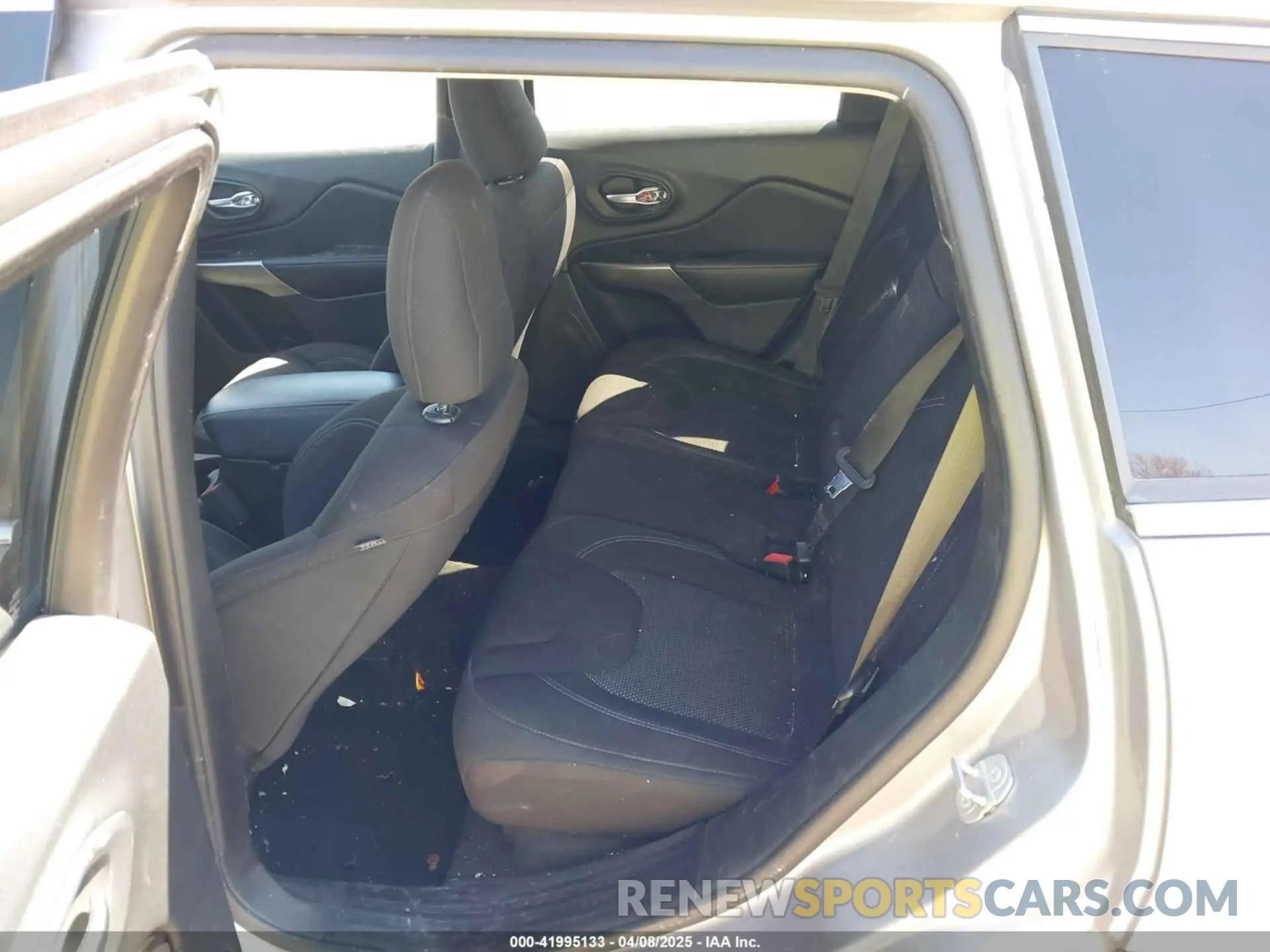 17 Photograph of a damaged car 1C4PJLCB5KD286448 JEEP CHEROKEE 2019