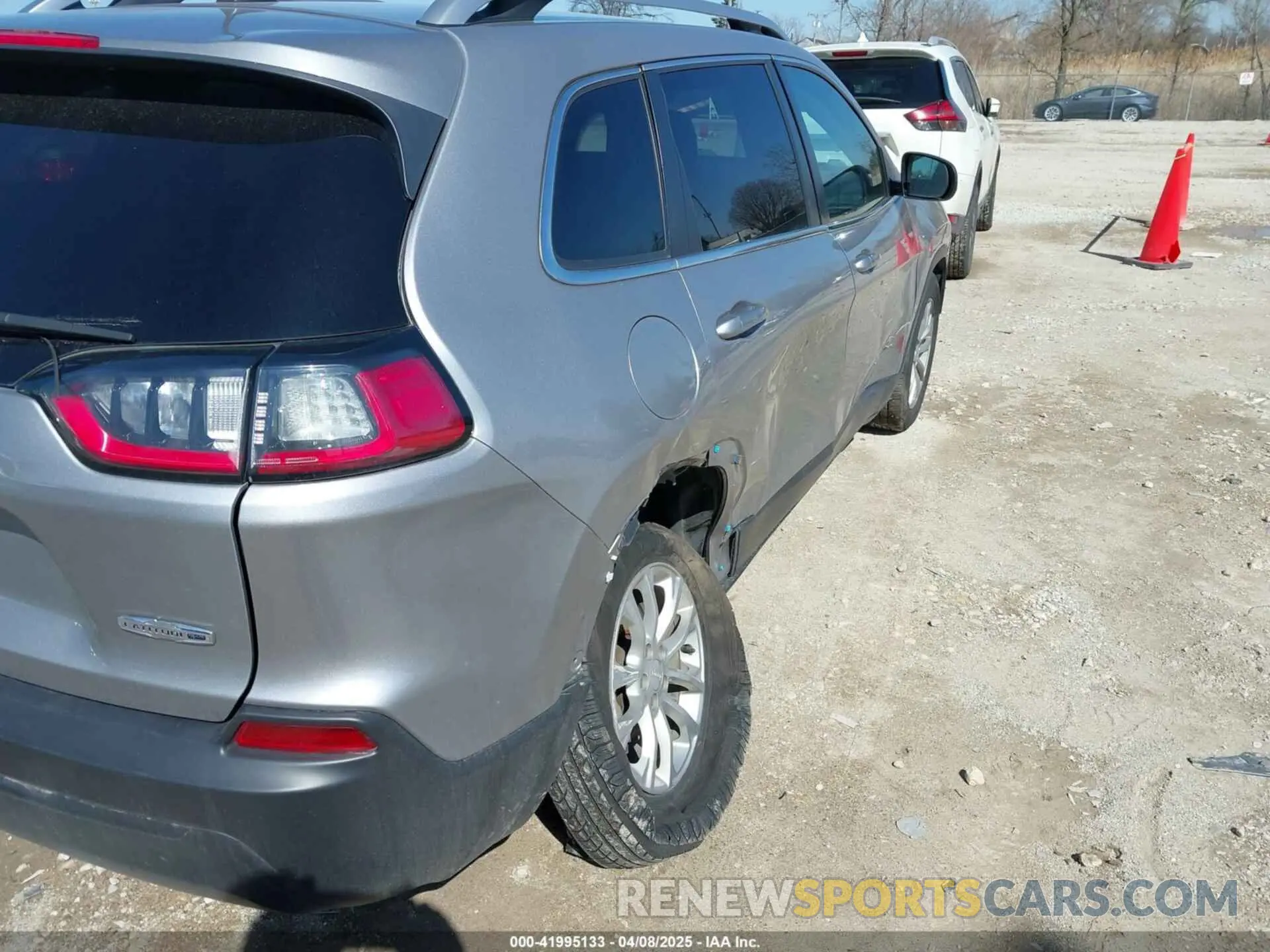 19 Photograph of a damaged car 1C4PJLCB5KD286448 JEEP CHEROKEE 2019