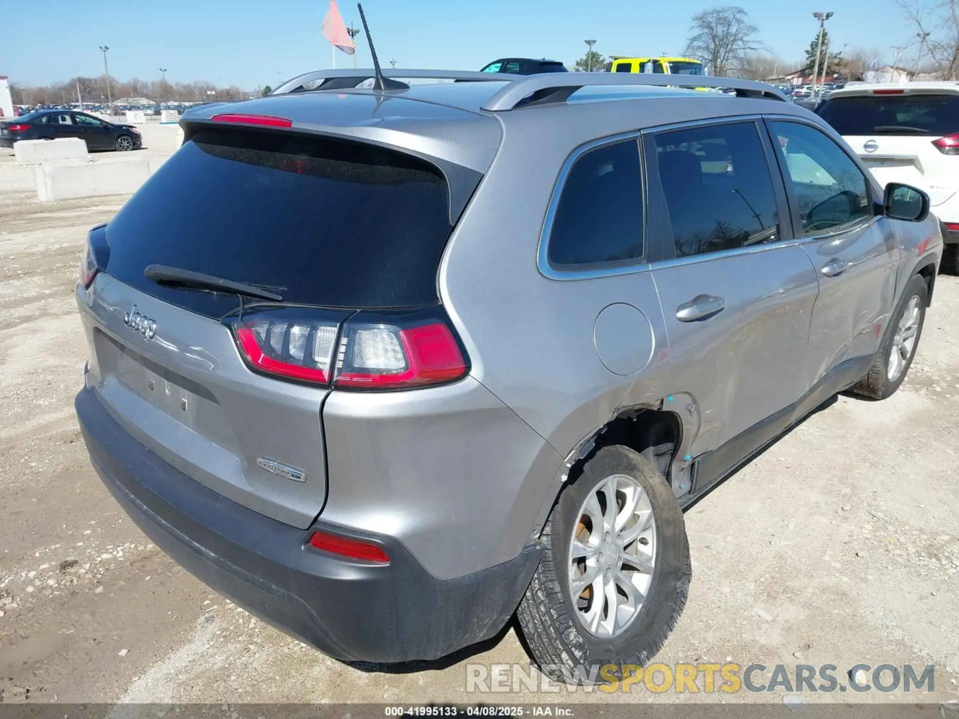 4 Photograph of a damaged car 1C4PJLCB5KD286448 JEEP CHEROKEE 2019