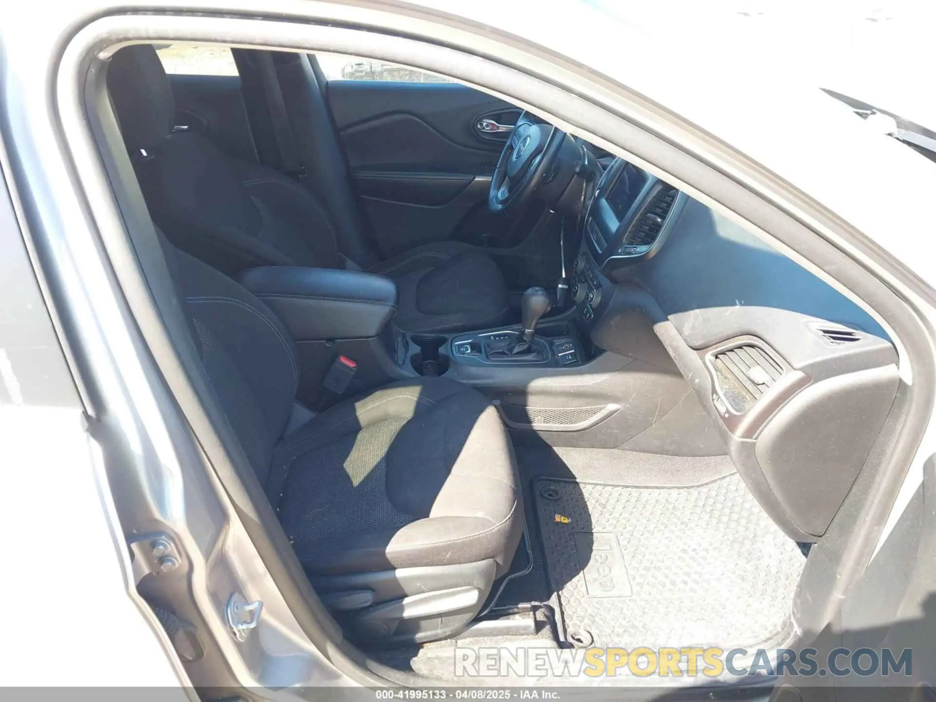 5 Photograph of a damaged car 1C4PJLCB5KD286448 JEEP CHEROKEE 2019