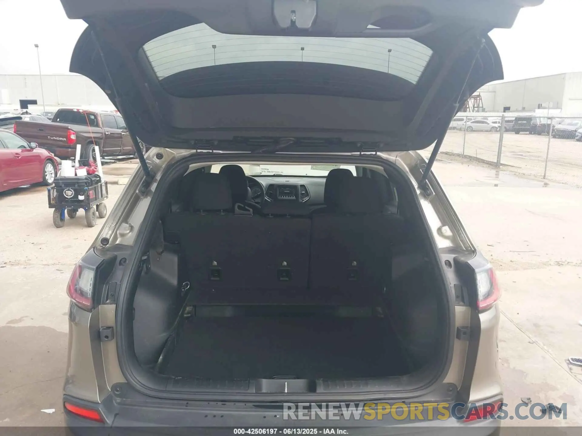 17 Photograph of a damaged car 1C4PJLCB5KD358412 JEEP CHEROKEE 2019