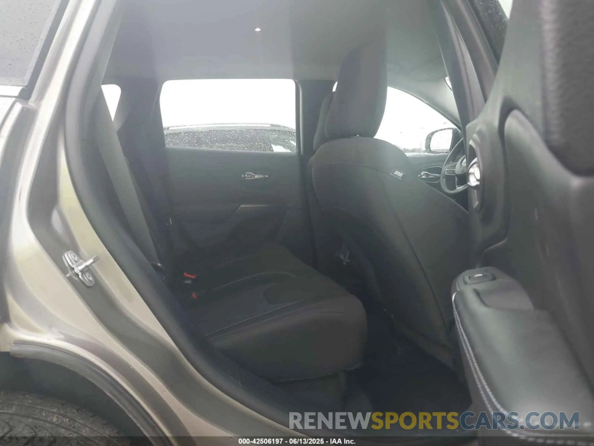 8 Photograph of a damaged car 1C4PJLCB5KD358412 JEEP CHEROKEE 2019
