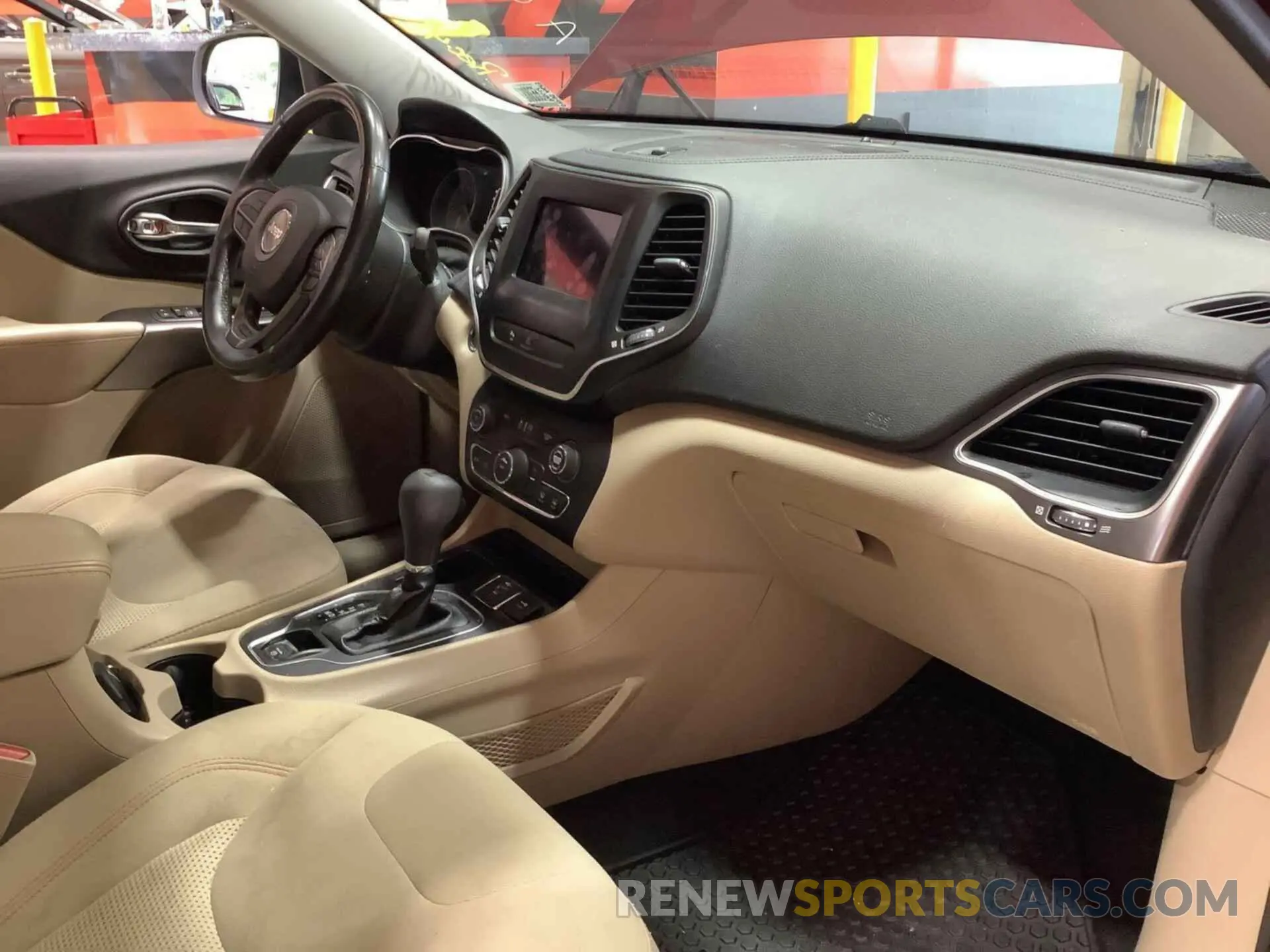 16 Photograph of a damaged car 1C4PJLCB5KD448126 JEEP CHEROKEE 2019