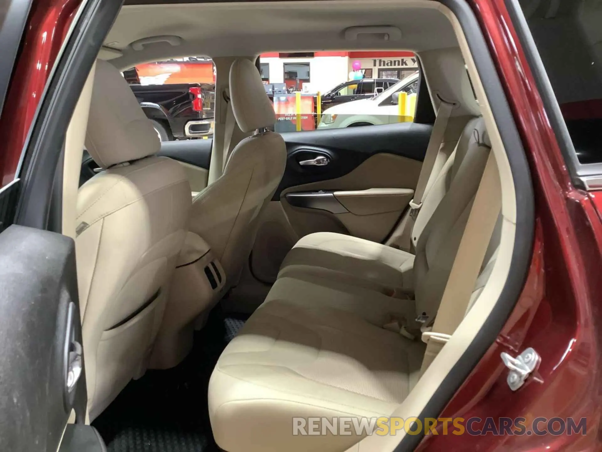 39 Photograph of a damaged car 1C4PJLCB5KD448126 JEEP CHEROKEE 2019