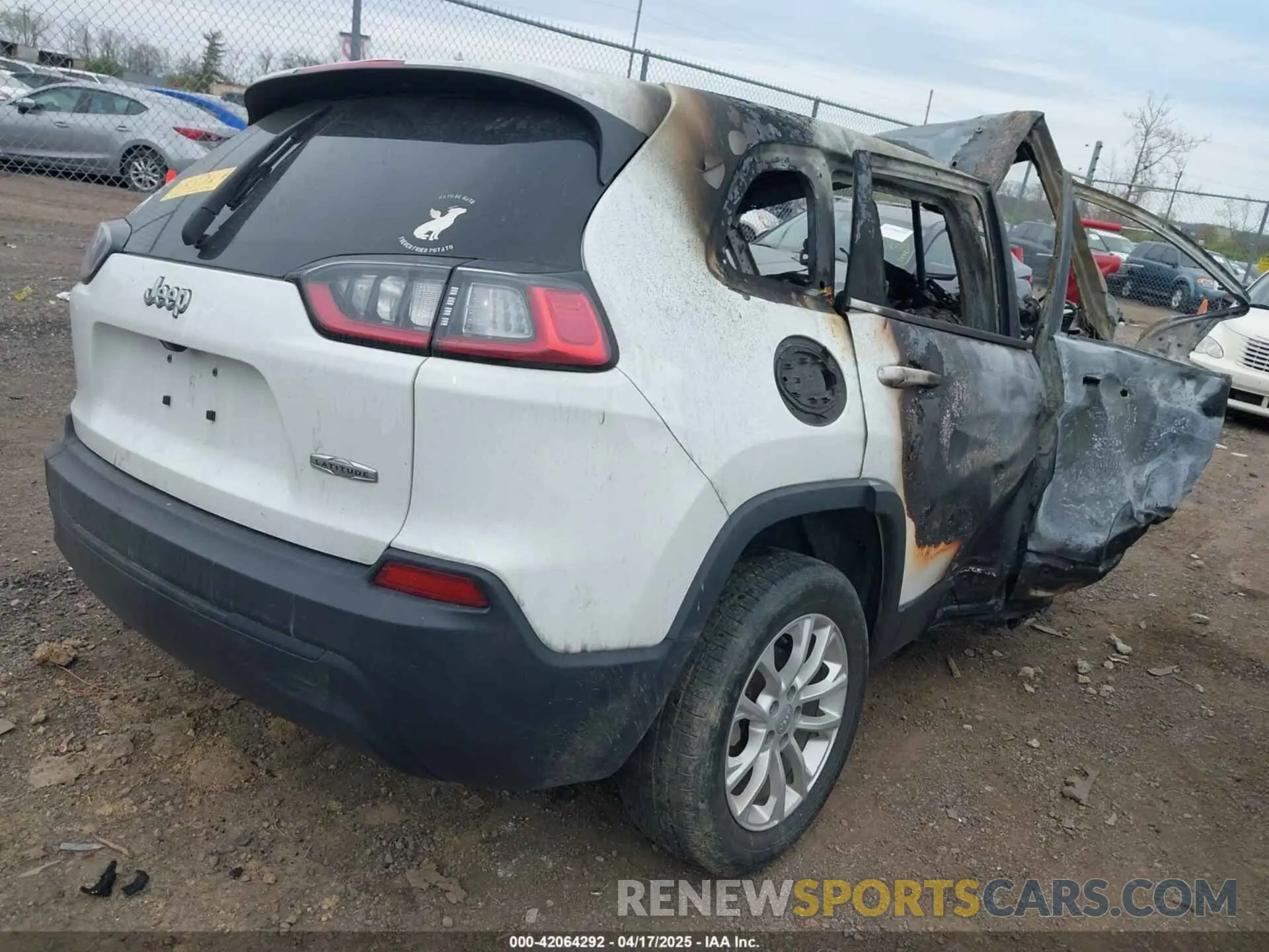 4 Photograph of a damaged car 1C4PJLCB5KD455769 JEEP CHEROKEE 2019