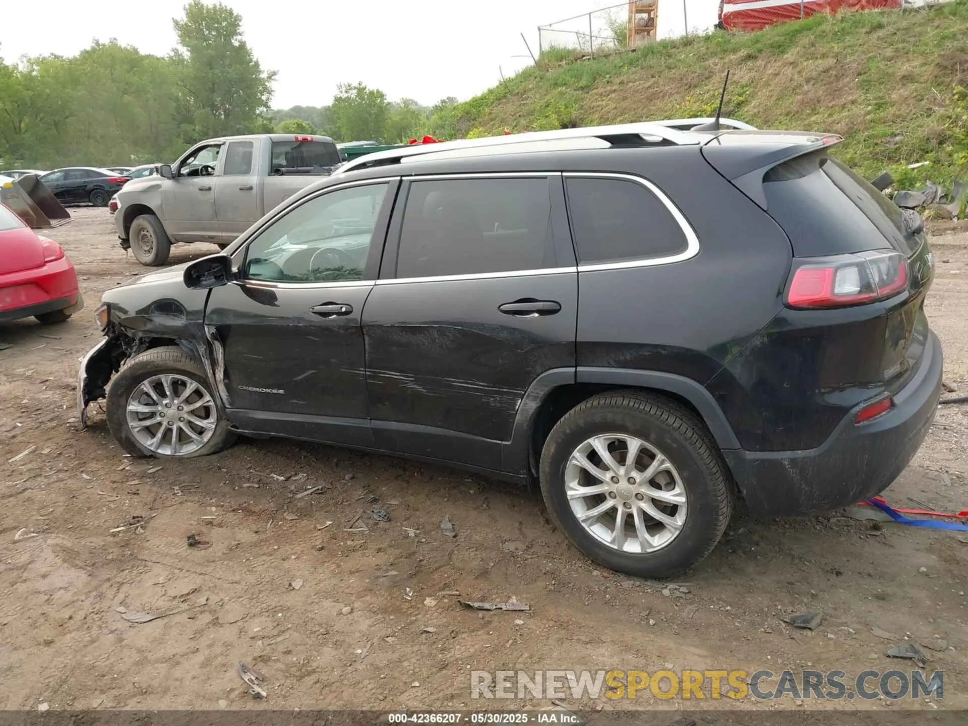 14 Photograph of a damaged car 1C4PJLCB5KD459627 JEEP CHEROKEE 2019