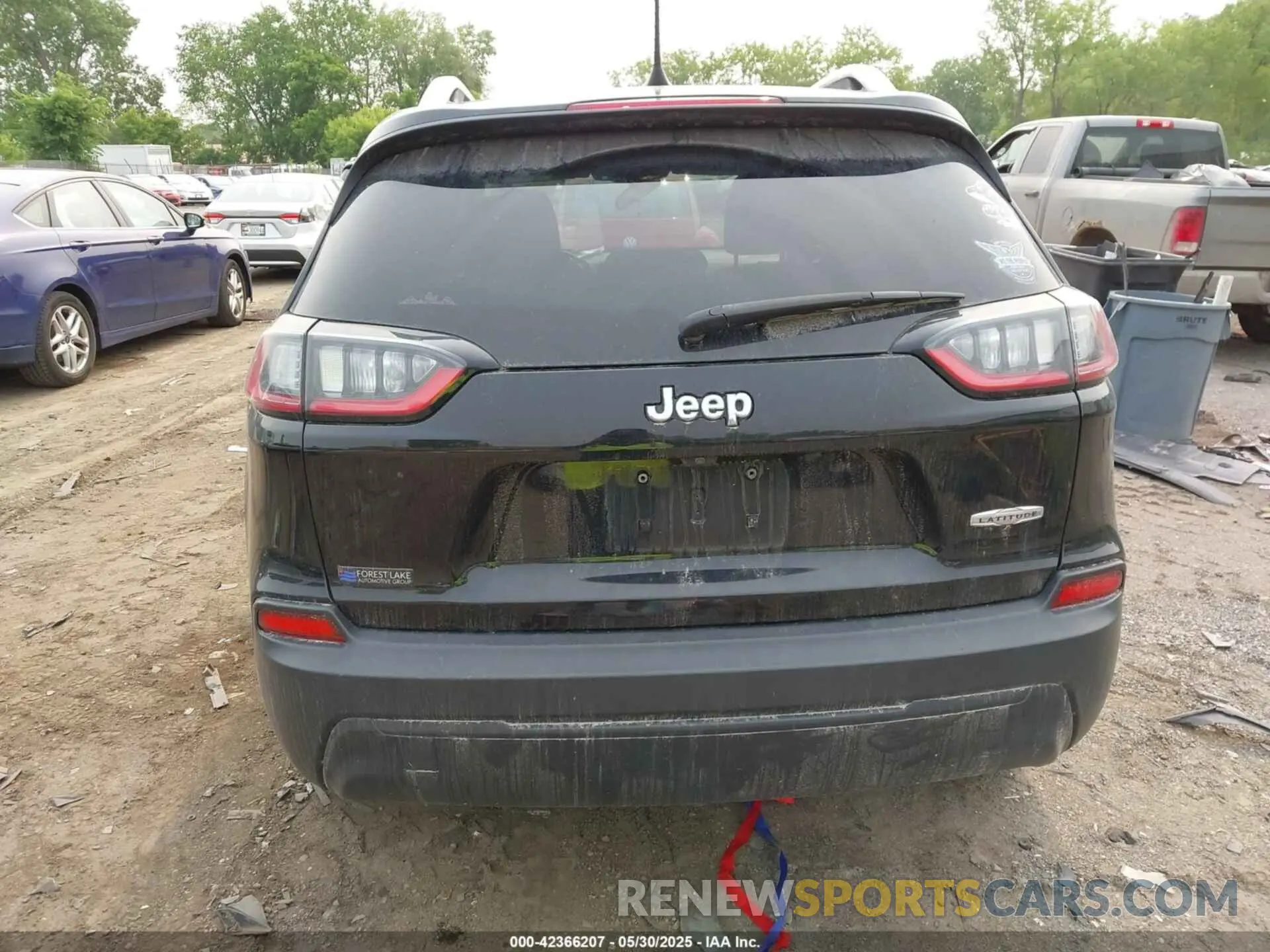 16 Photograph of a damaged car 1C4PJLCB5KD459627 JEEP CHEROKEE 2019