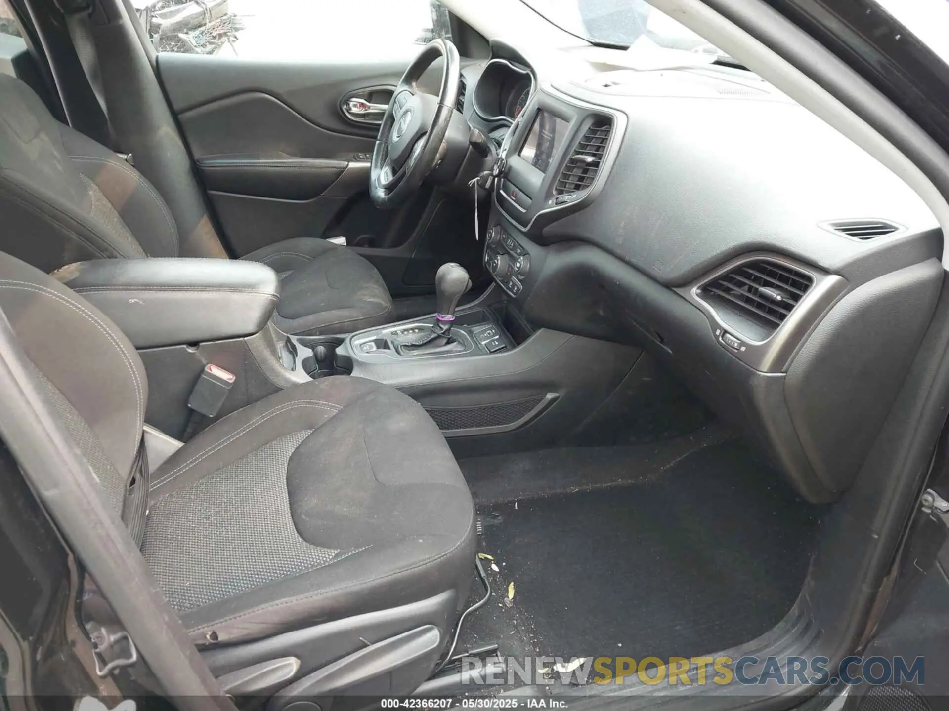 5 Photograph of a damaged car 1C4PJLCB5KD459627 JEEP CHEROKEE 2019