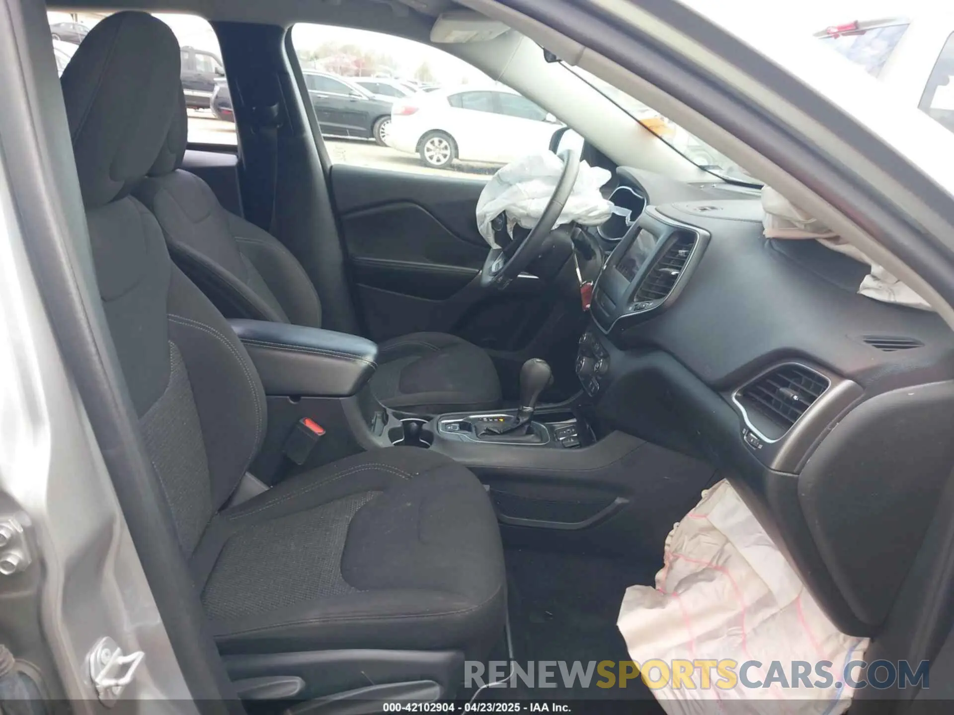 5 Photograph of a damaged car 1C4PJLCB6KD159997 JEEP CHEROKEE 2019