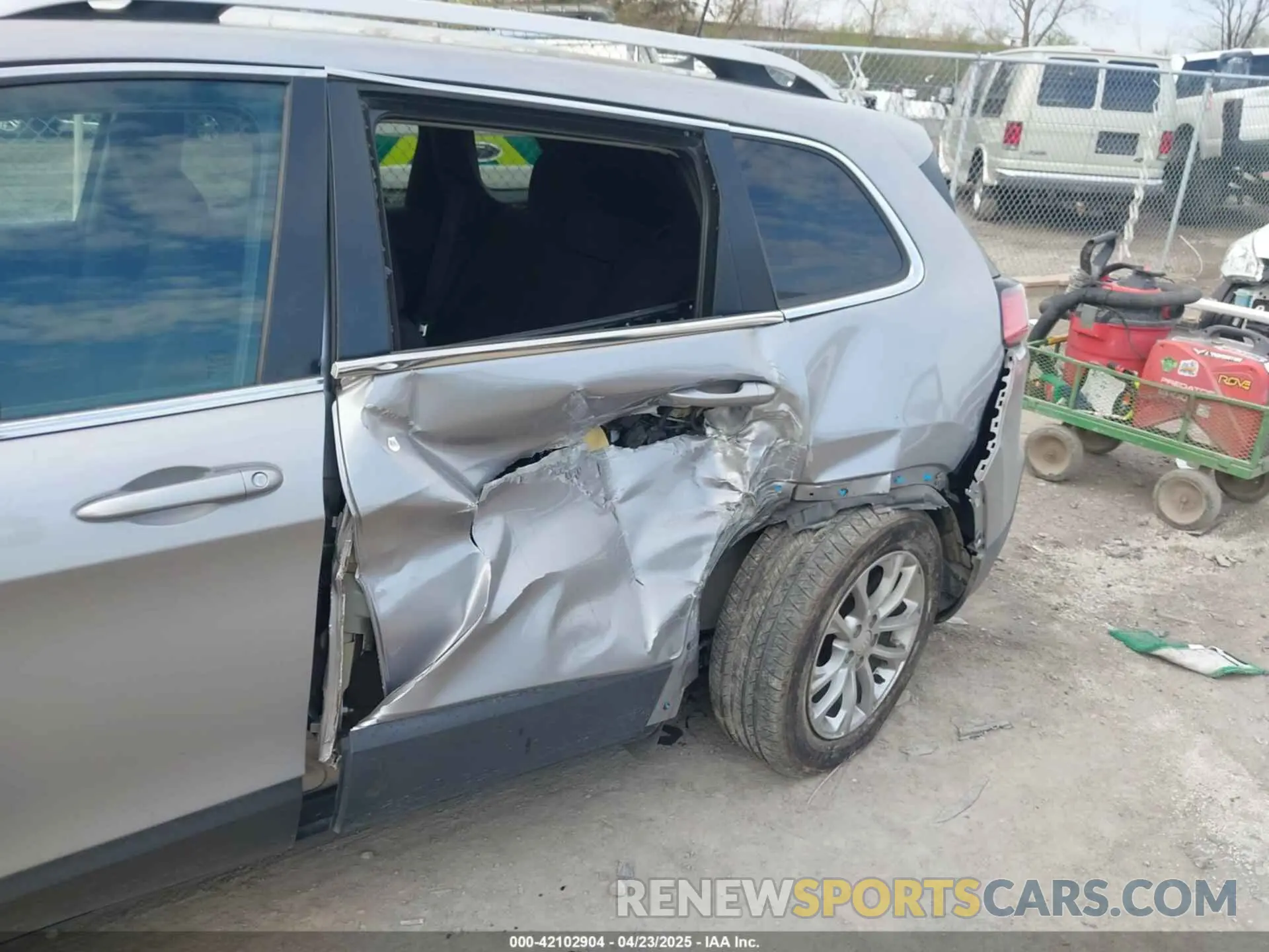 6 Photograph of a damaged car 1C4PJLCB6KD159997 JEEP CHEROKEE 2019