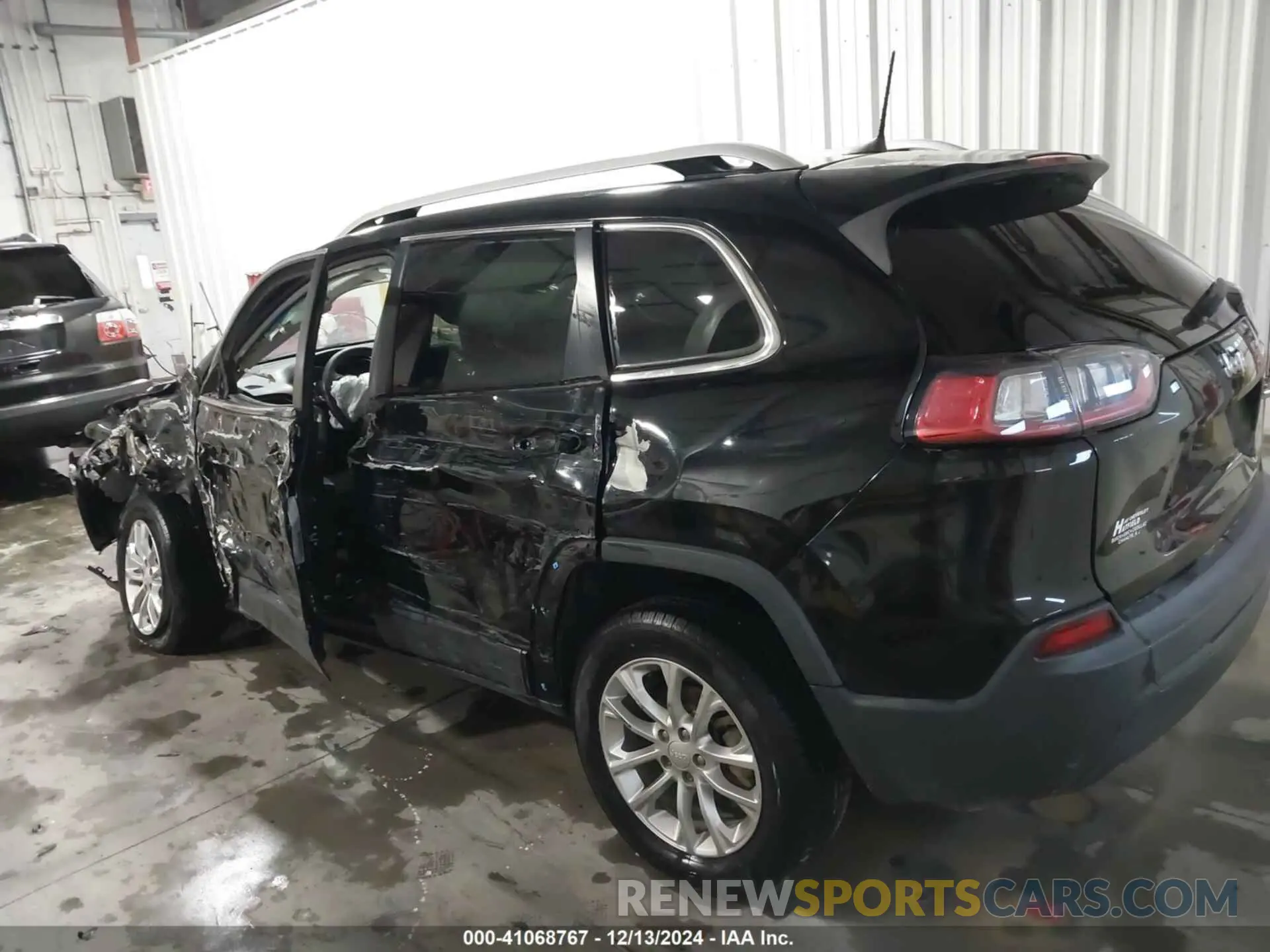 14 Photograph of a damaged car 1C4PJLCB6KD171244 JEEP CHEROKEE 2019
