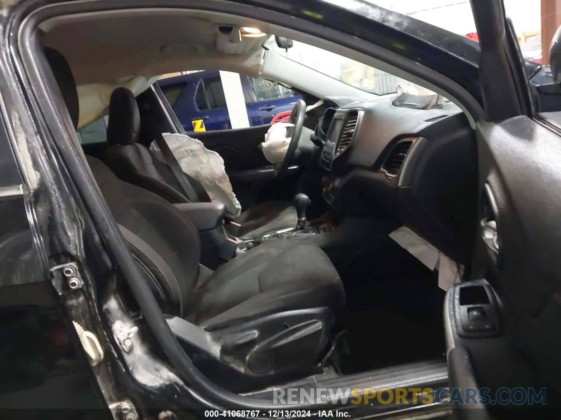 5 Photograph of a damaged car 1C4PJLCB6KD171244 JEEP CHEROKEE 2019