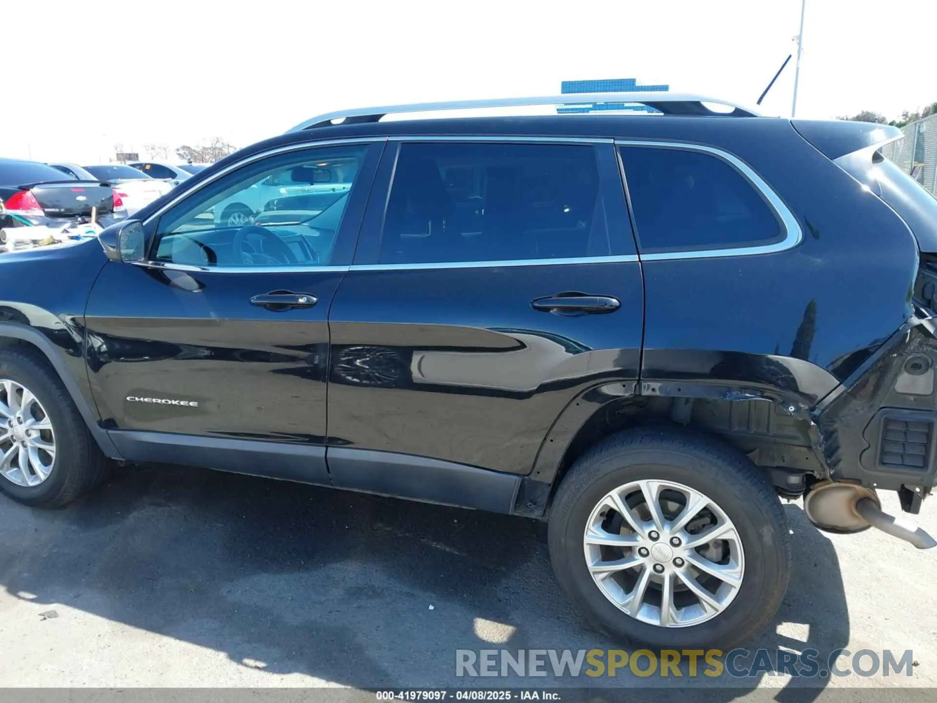 15 Photograph of a damaged car 1C4PJLCB6KD171468 JEEP CHEROKEE 2019