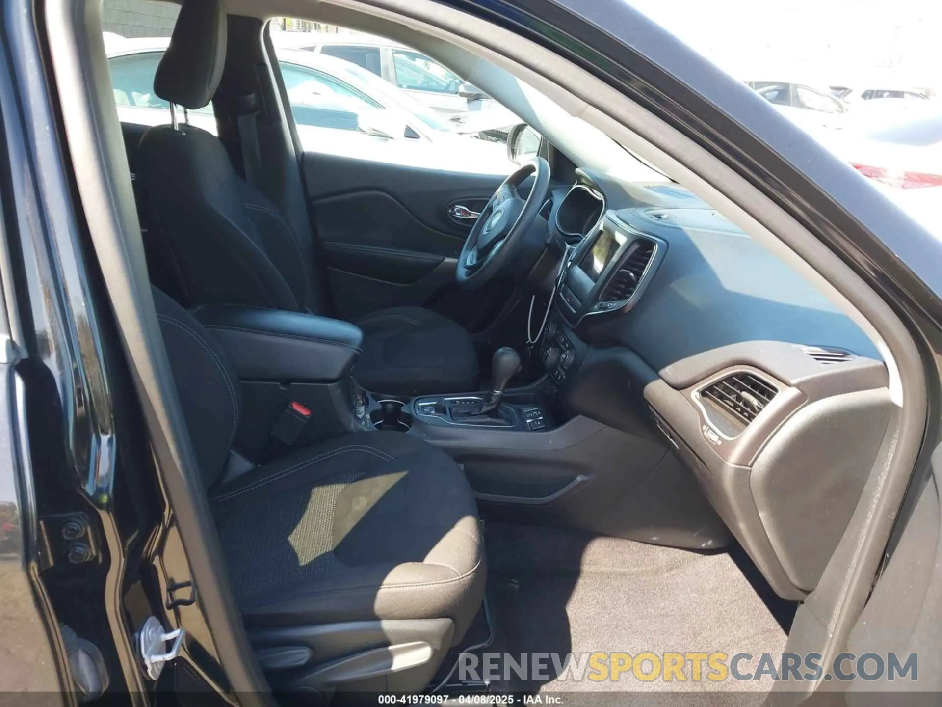 5 Photograph of a damaged car 1C4PJLCB6KD171468 JEEP CHEROKEE 2019