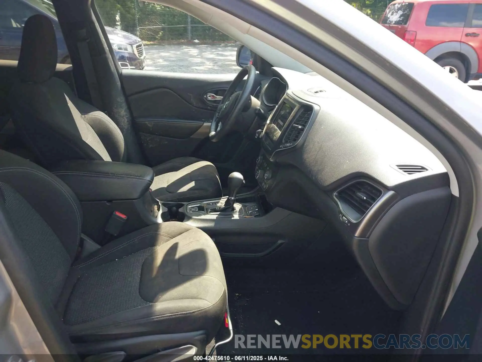 5 Photograph of a damaged car 1C4PJLCB6KD220278 JEEP CHEROKEE 2019
