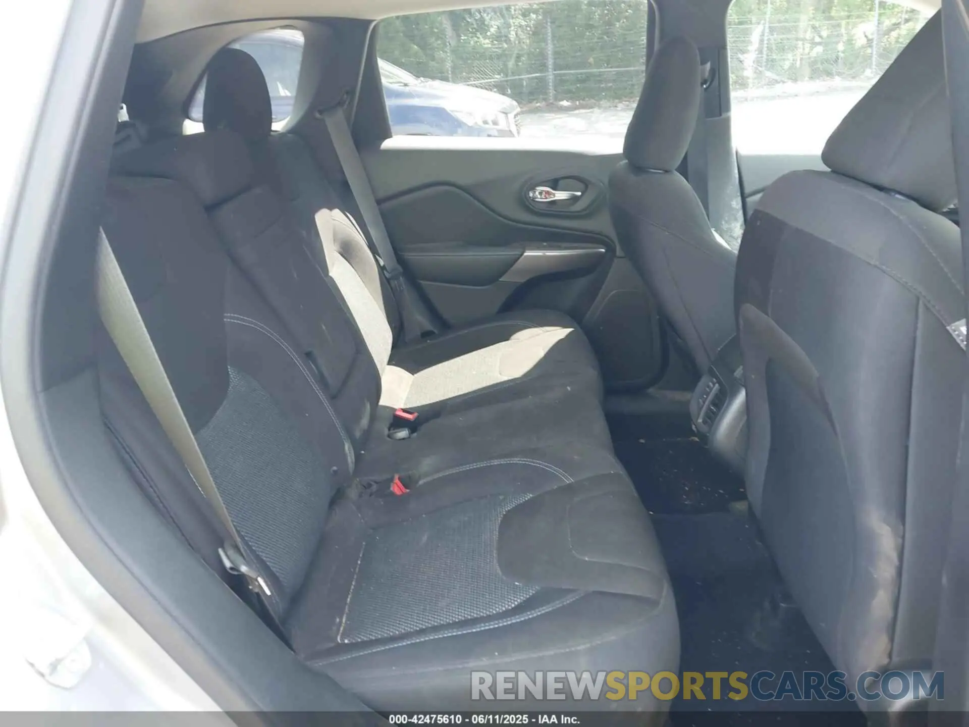 8 Photograph of a damaged car 1C4PJLCB6KD220278 JEEP CHEROKEE 2019