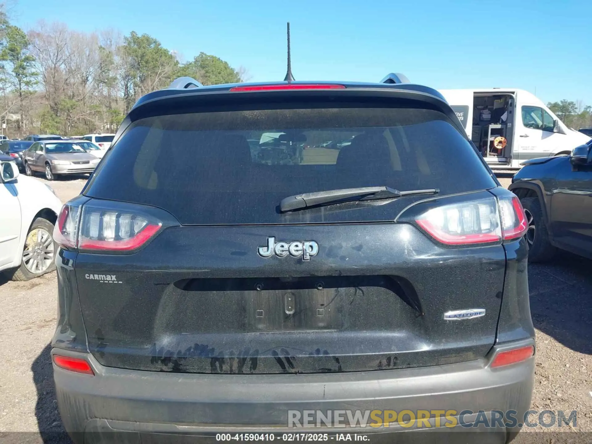 16 Photograph of a damaged car 1C4PJLCB6KD373310 JEEP CHEROKEE 2019