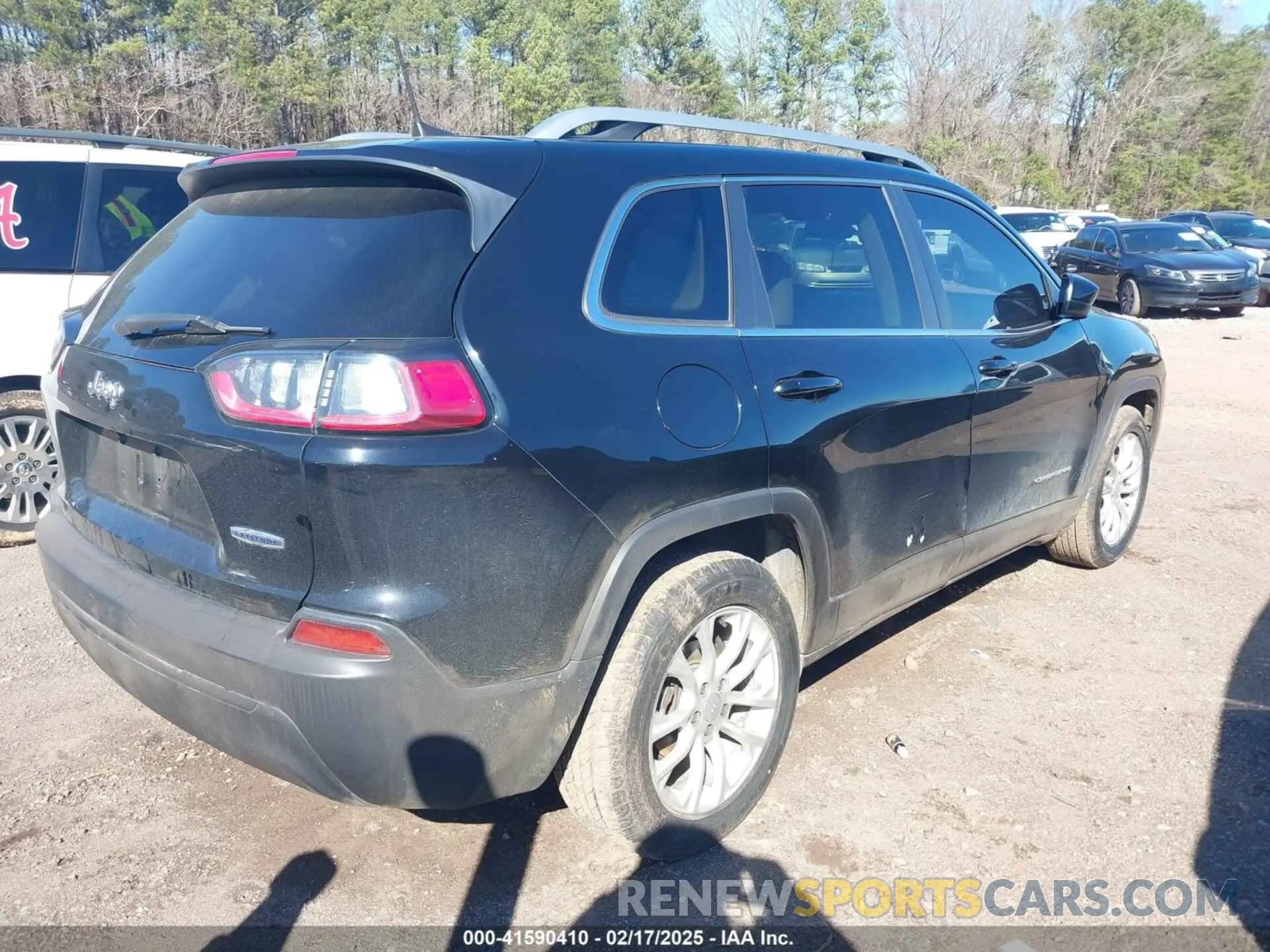 4 Photograph of a damaged car 1C4PJLCB6KD373310 JEEP CHEROKEE 2019
