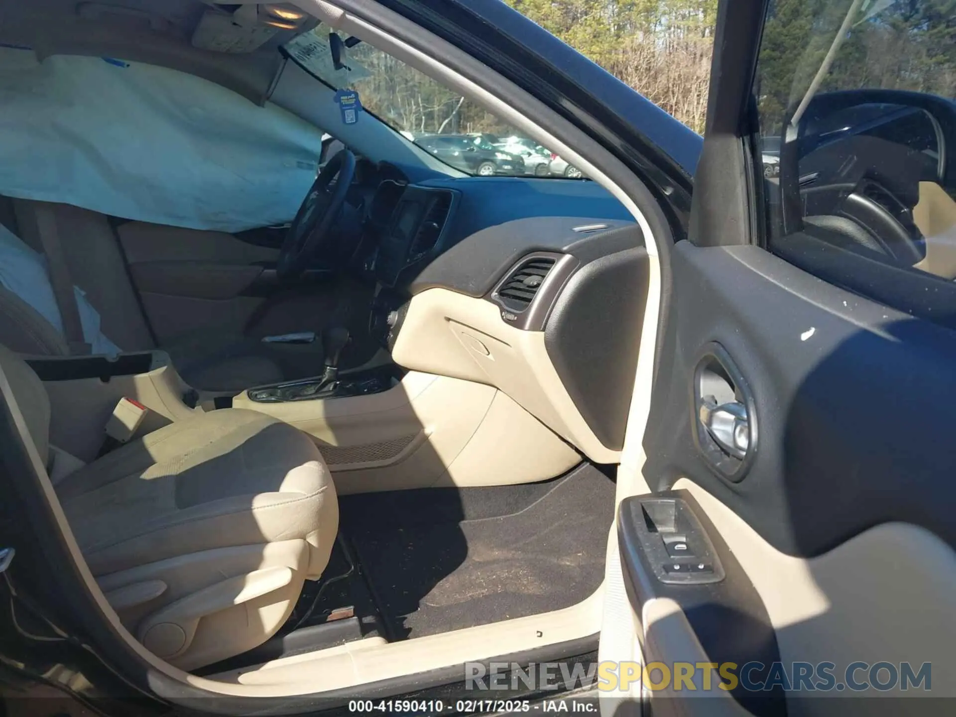 5 Photograph of a damaged car 1C4PJLCB6KD373310 JEEP CHEROKEE 2019