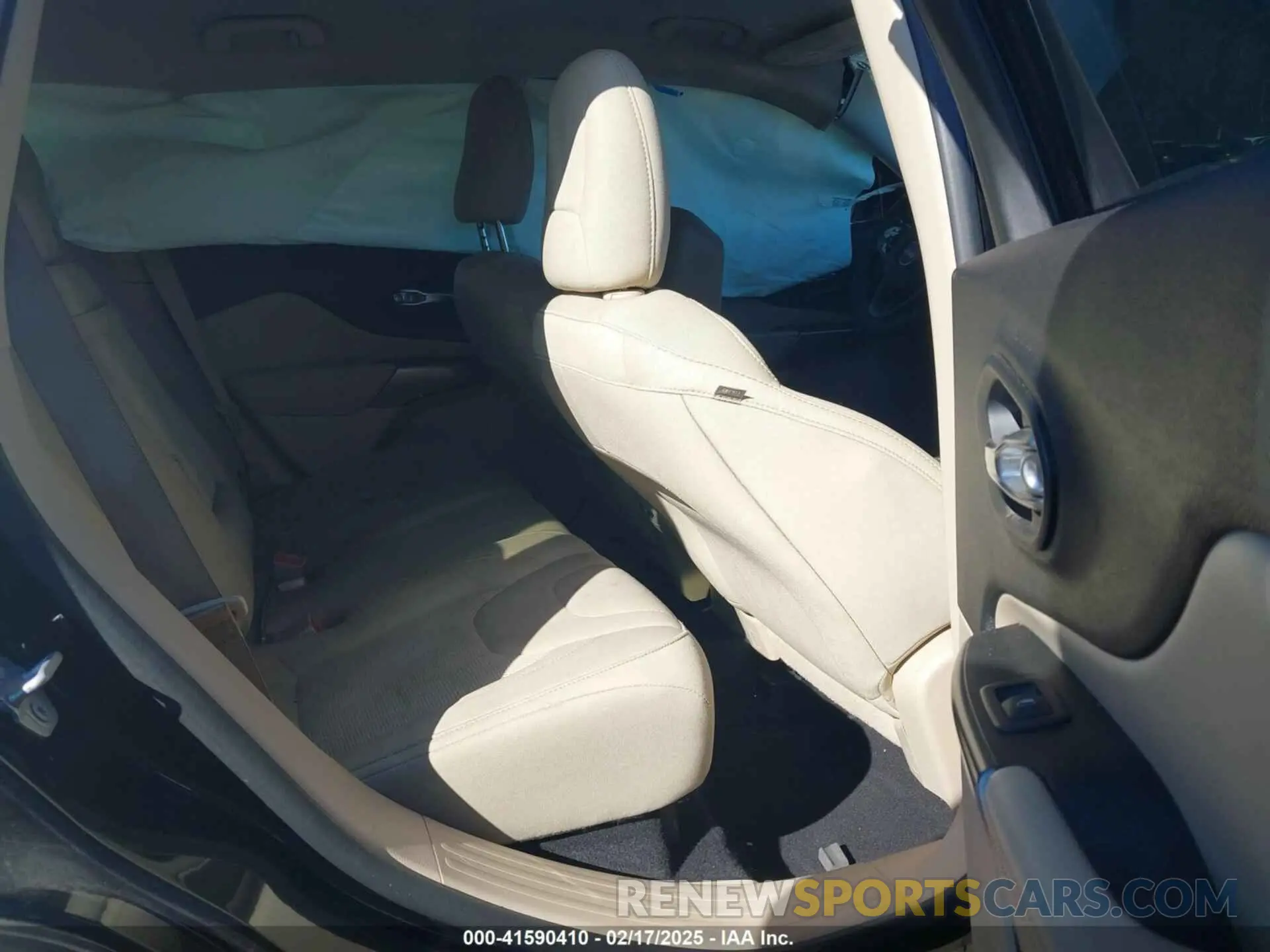 8 Photograph of a damaged car 1C4PJLCB6KD373310 JEEP CHEROKEE 2019
