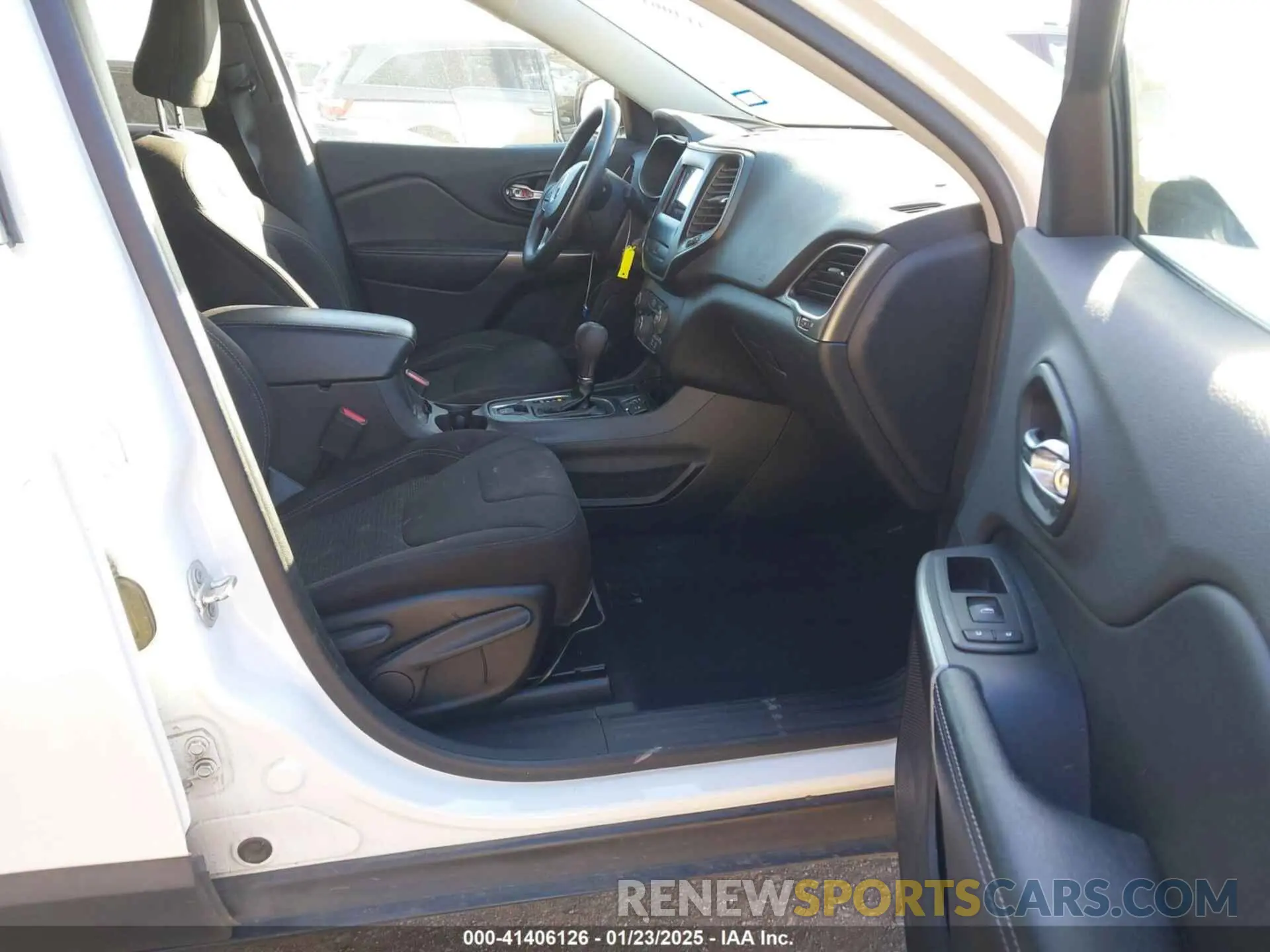 5 Photograph of a damaged car 1C4PJLCB6KD373470 JEEP CHEROKEE 2019