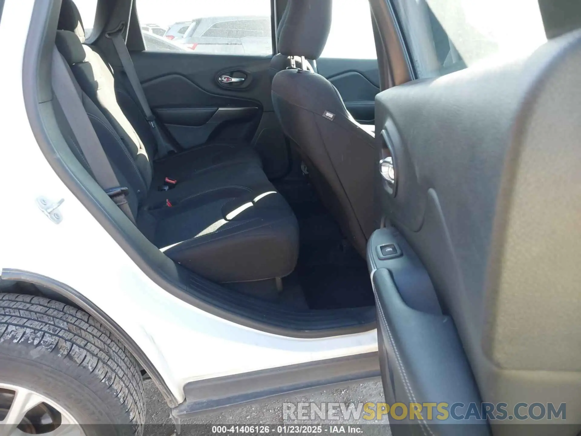 8 Photograph of a damaged car 1C4PJLCB6KD373470 JEEP CHEROKEE 2019