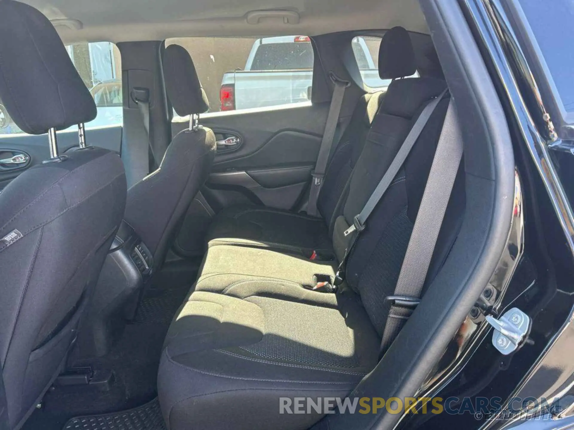 1 Photograph of a damaged car 1C4PJLCB6KD376370 JEEP CHEROKEE 2019